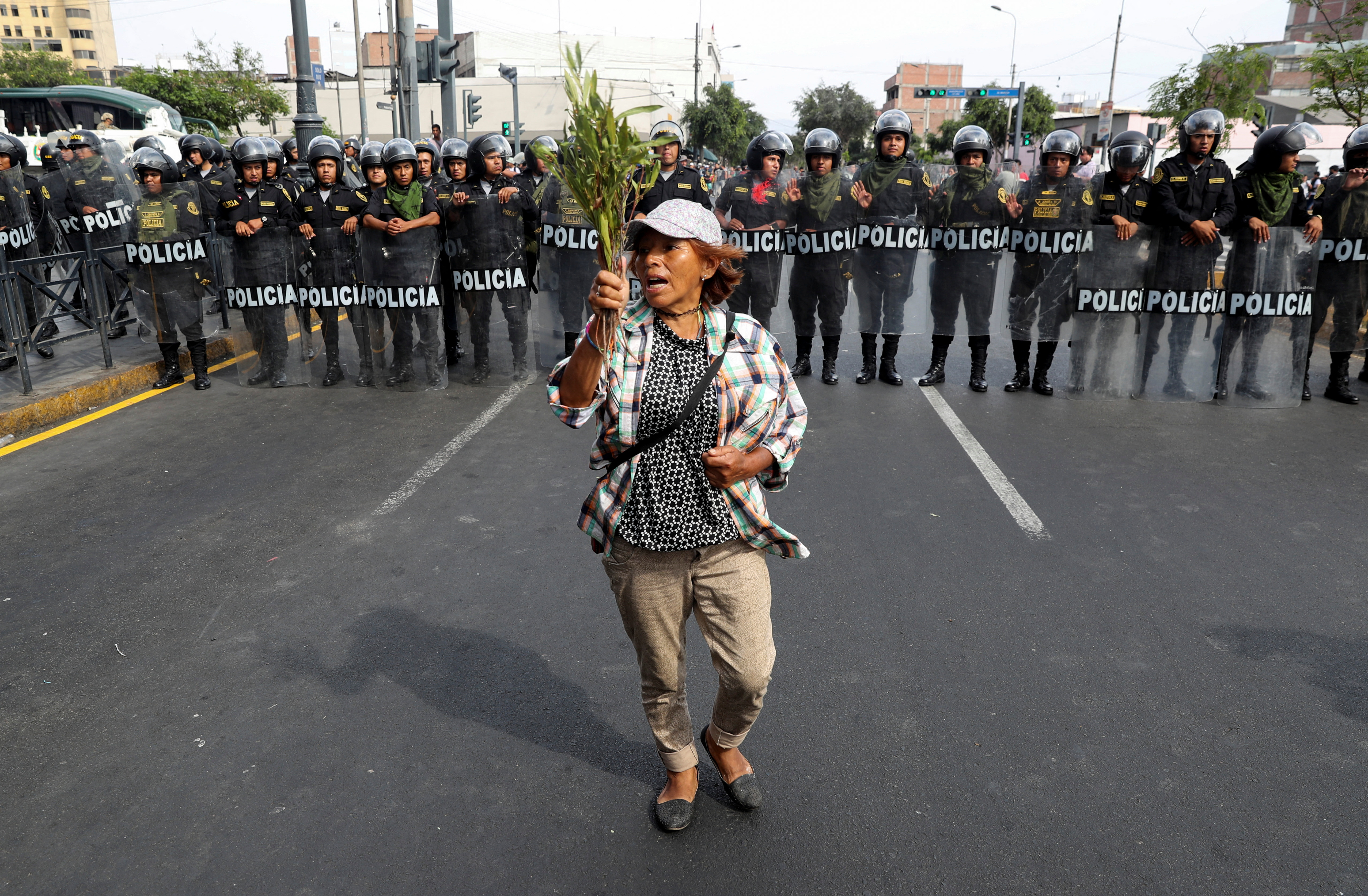 Un manifestante camina frente a los agentes de la policía antidisturbios durante la marcha 'Toma de Lima' para manifestarse contra la presidenta de Perú Dina Boluarte, REUTERS/Sebastian Castaneda