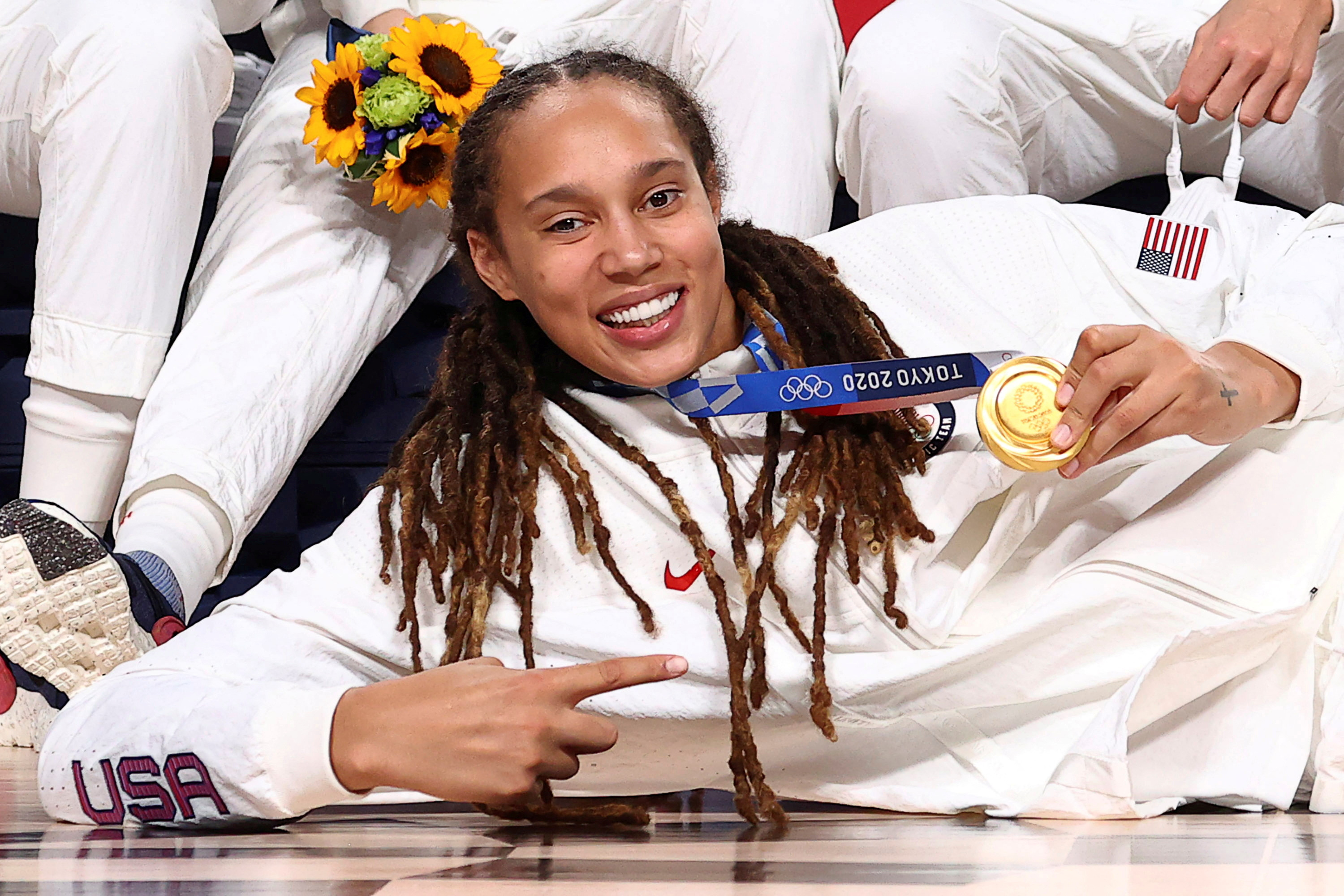 Brittney Griner de los Estados Unidos posa para una fotografía con su medalla de oro en baloncesto femenino en los Juegos Olímpicos de Verano de Tokio 2020 en el Saitama Super Arena en Saitama, Japón