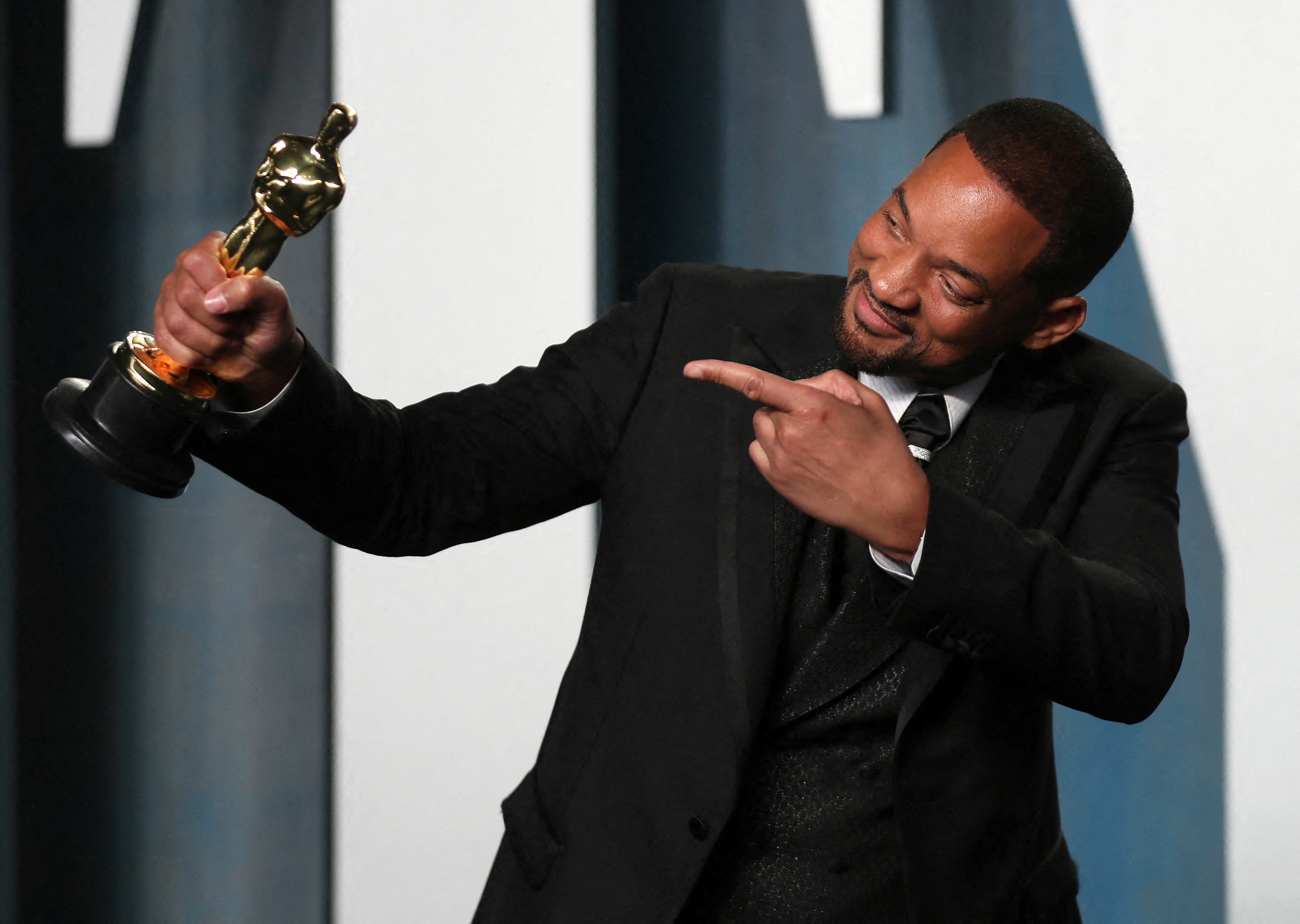 Will Smith points to his Oscar as he arrives at the Vanity Fair Oscar party during the 94th Academy Awards in Beverly Hills, California, U.S., March 27, 2022.   REUTERS/Danny Moloshok     TPX IMAGES OF THE DAY