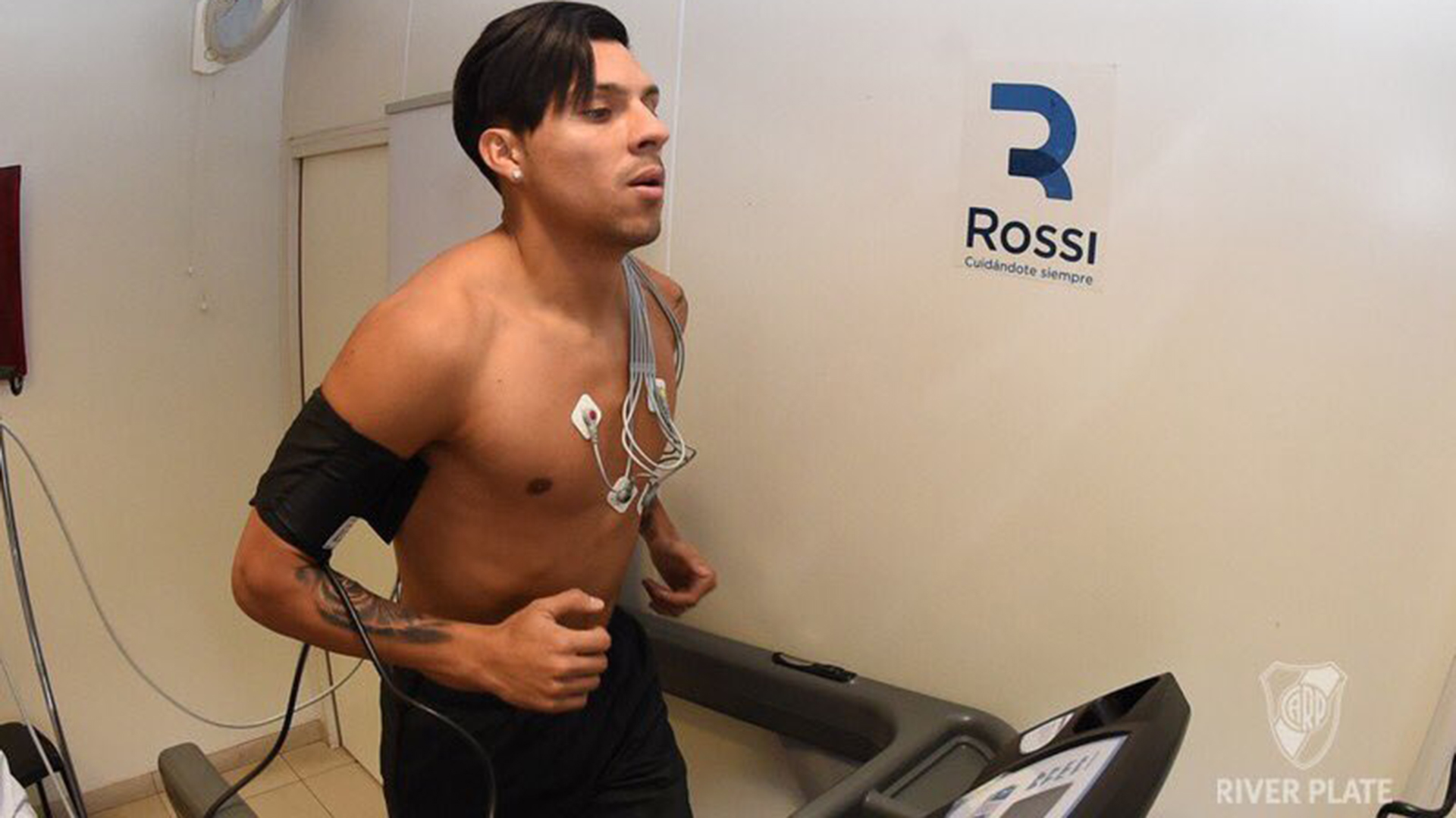 Los deportistas de alto rendimiento se someten a controles médicos constantes, como lo hace el futbolista Enzo Pérez (@CARPoficial)