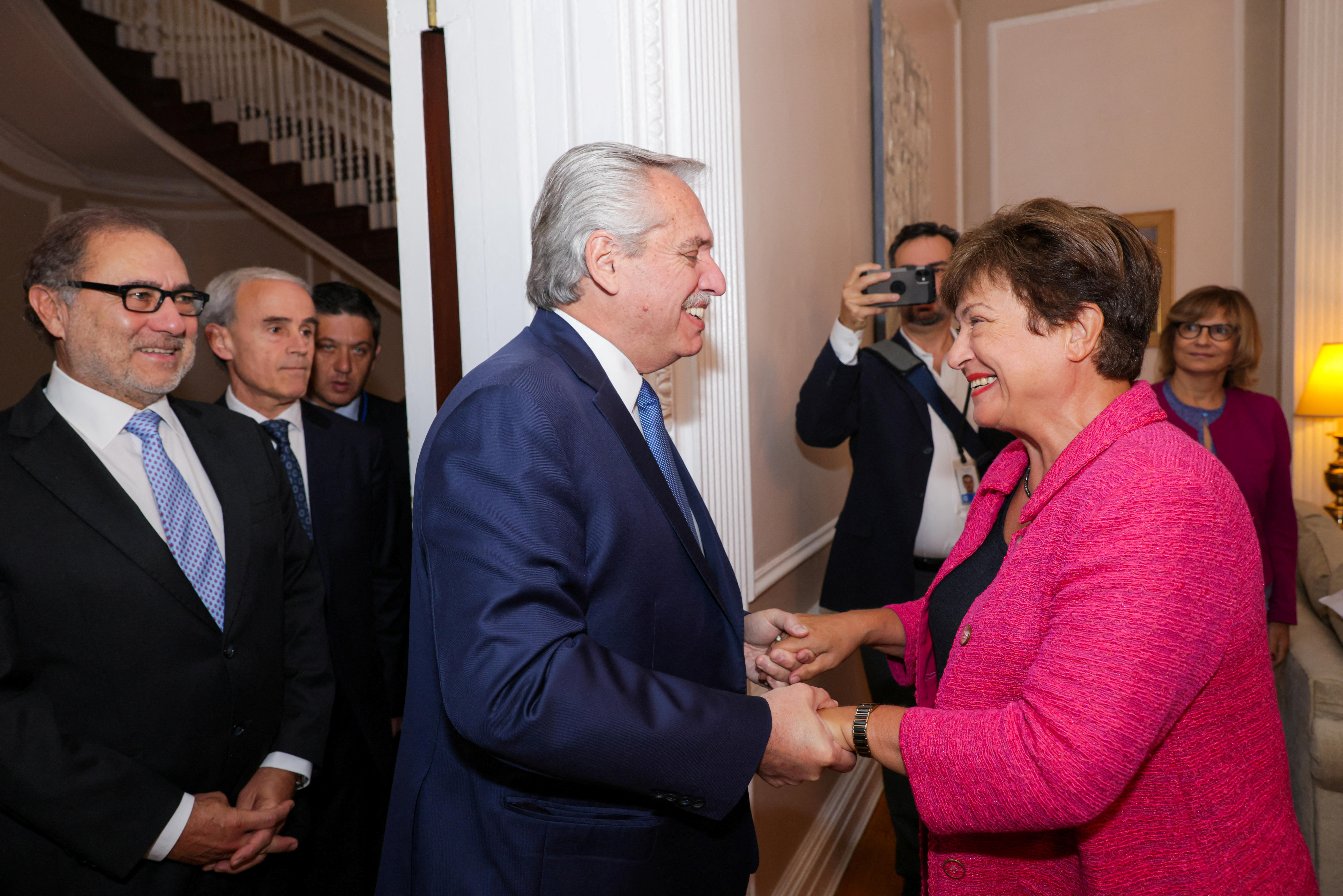 Alberto Fernandez saluda a Kristalina Georgieva en el consulado argentino en New York