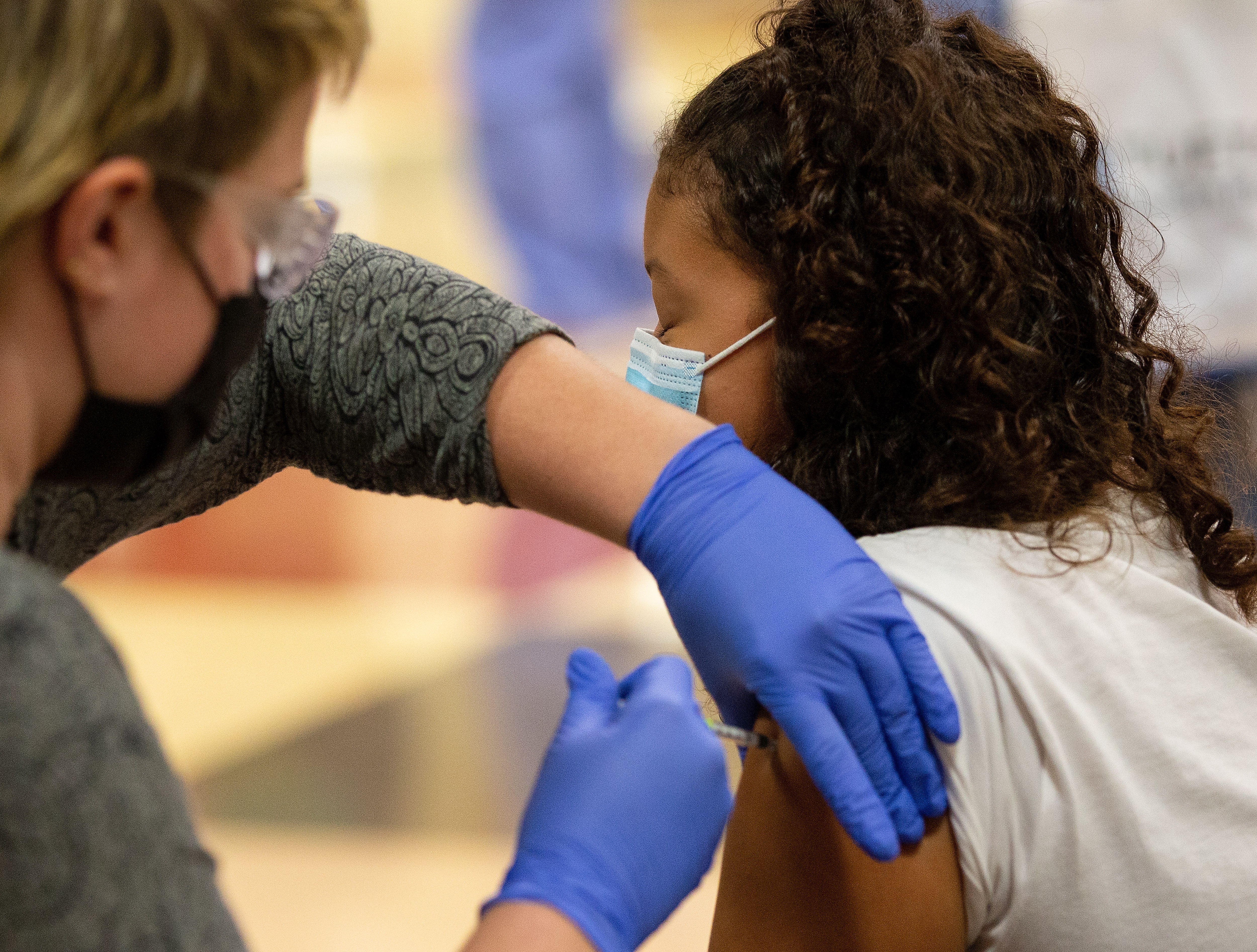 Una niña recibe una dosis de la vacuna de Pfizer-BioNTech contra la covid-19, en Everett, Massachusetts (EE.UU.). Fotografía de archivo. EFE/CJ Gunther
