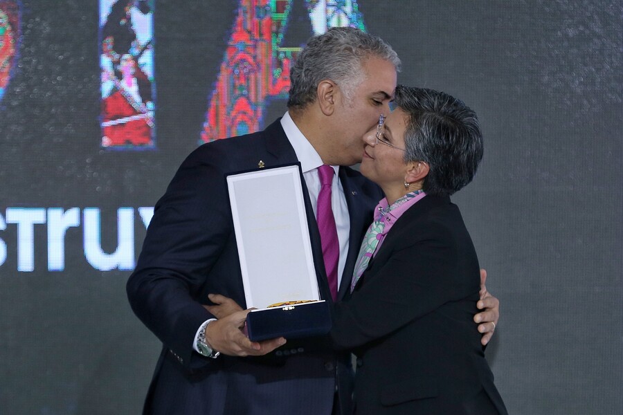 Claudia López Condecoró Al Presidente Iván Duque En Nombre De “todos Los Bogotanos” Infobae