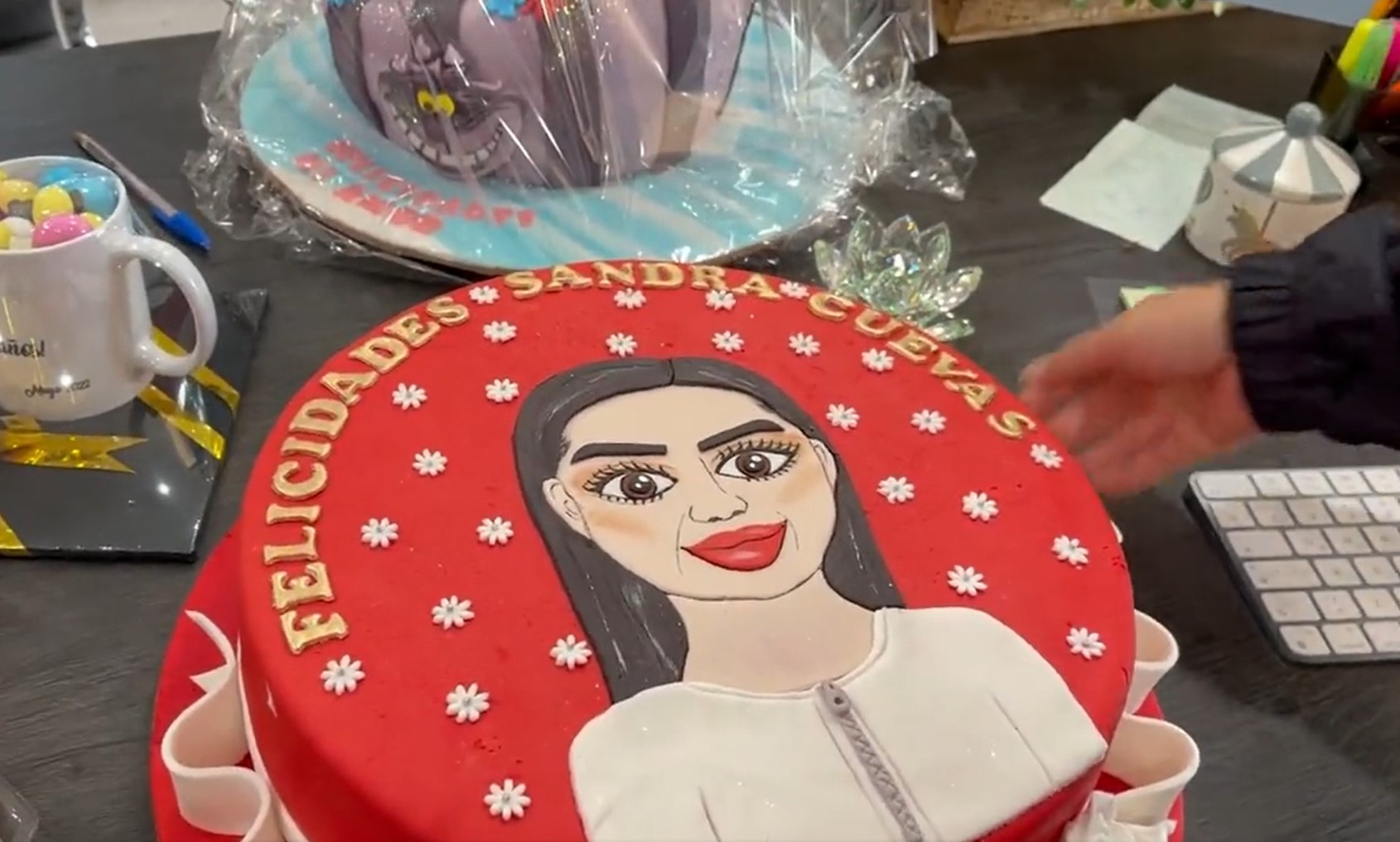 Sandra Cuevas enseñó el pastel de cumpleaños que le mandaron. Capturas: Twitter @SandraCuevas_