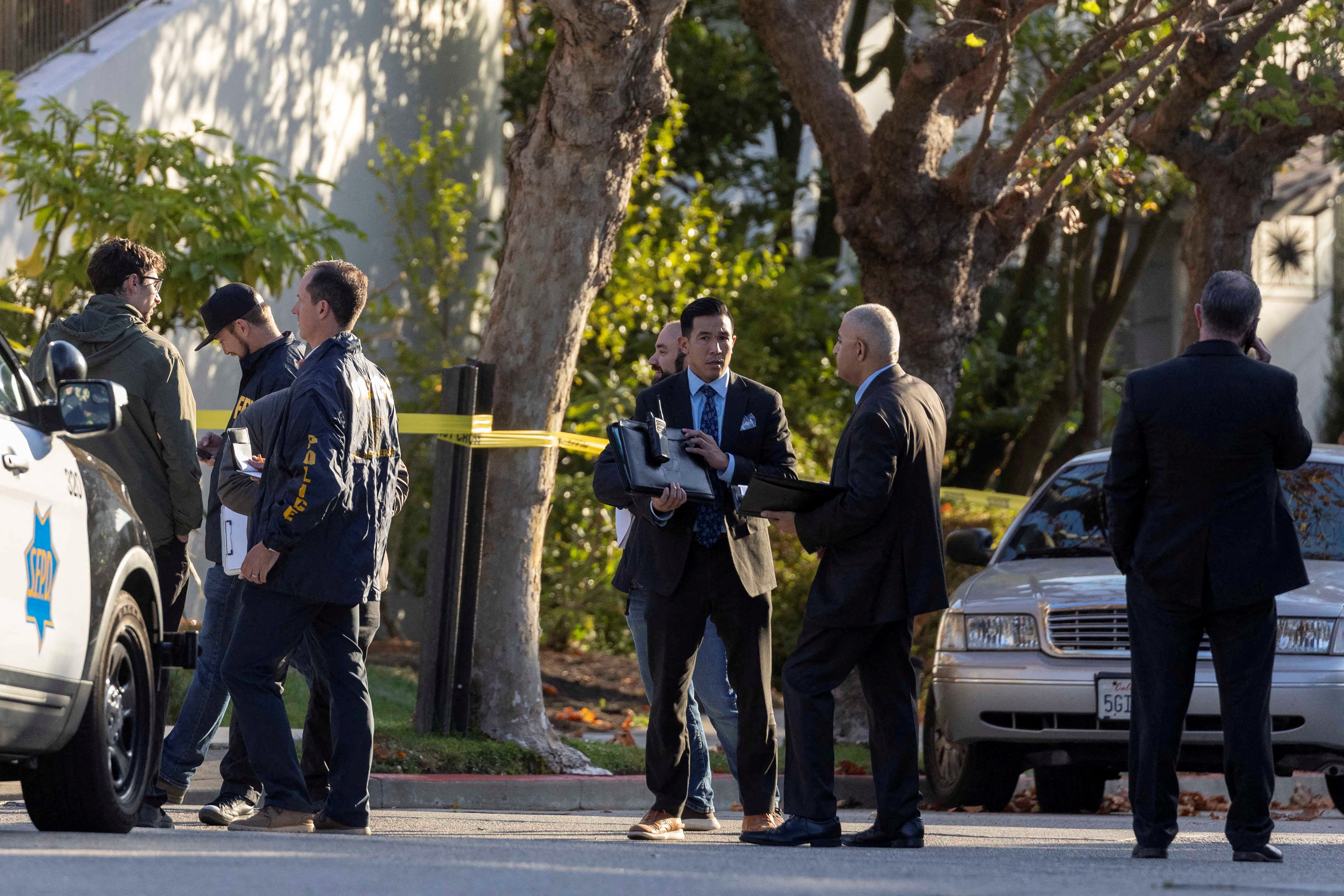 Fuerzas de seguridad afuera de la casa donde ocurrió el ataque a Paul Pelosi (Reuters)