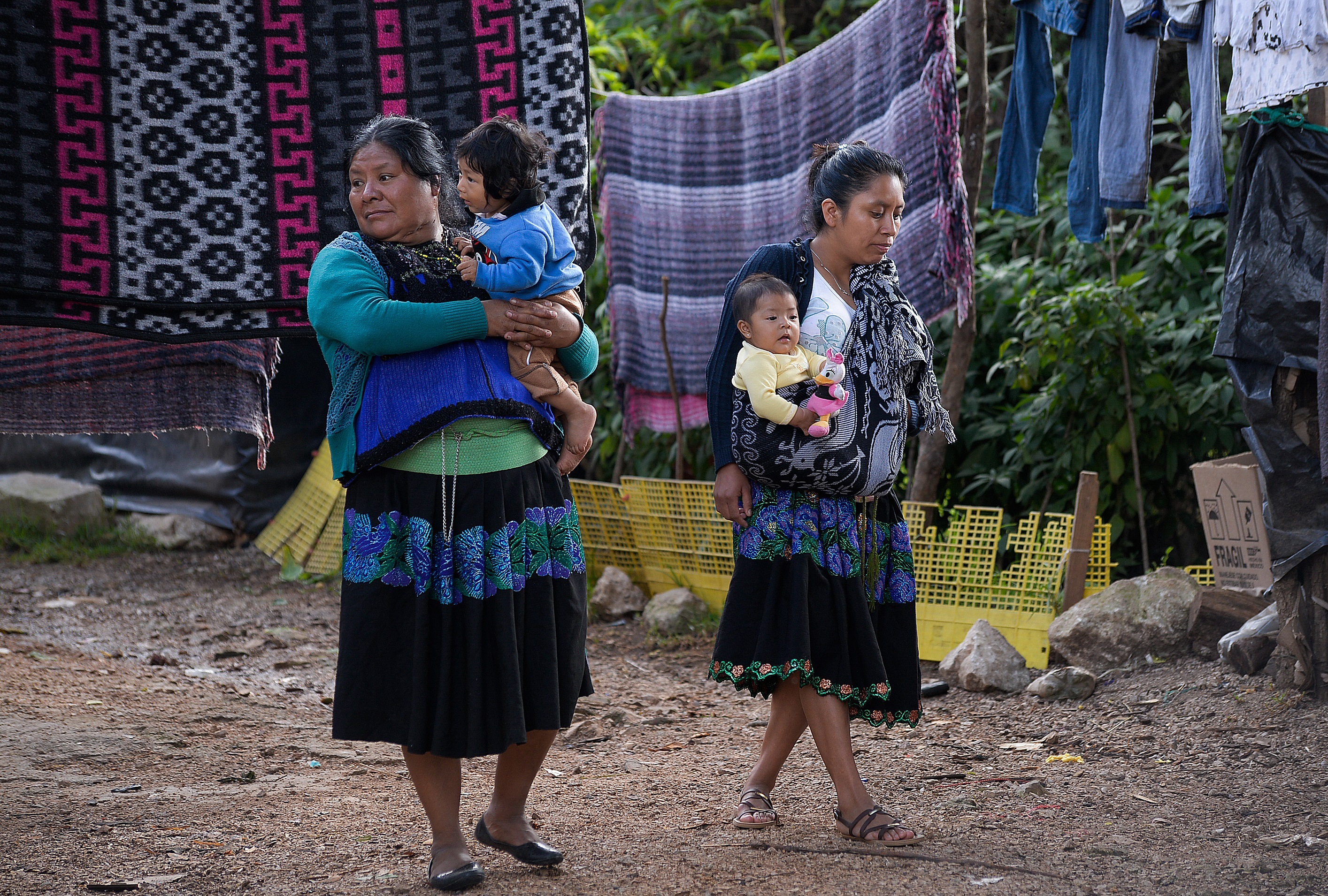 Fotograf&#237;a de mujeres Tzotziles con su hijos el 8 de agosto de 2020 en San Crist&#243;bal de las Casas en el estado de Chiapas (M&#233;xico). EFE/Carlos L&#243;pez
