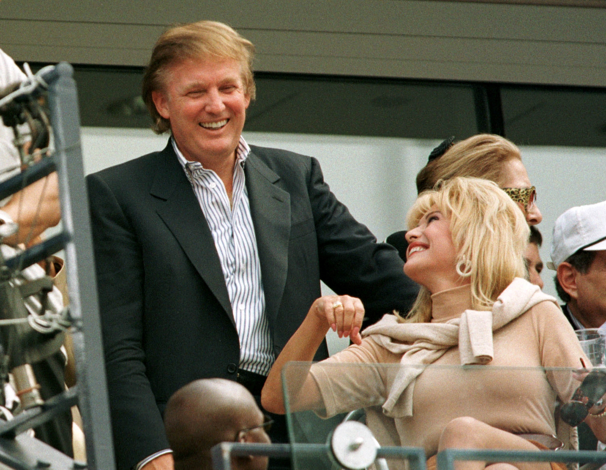 Foto d'archivio: Donald Trump con Ivana Trump nel 1997 (Reuters/Mike Blake)