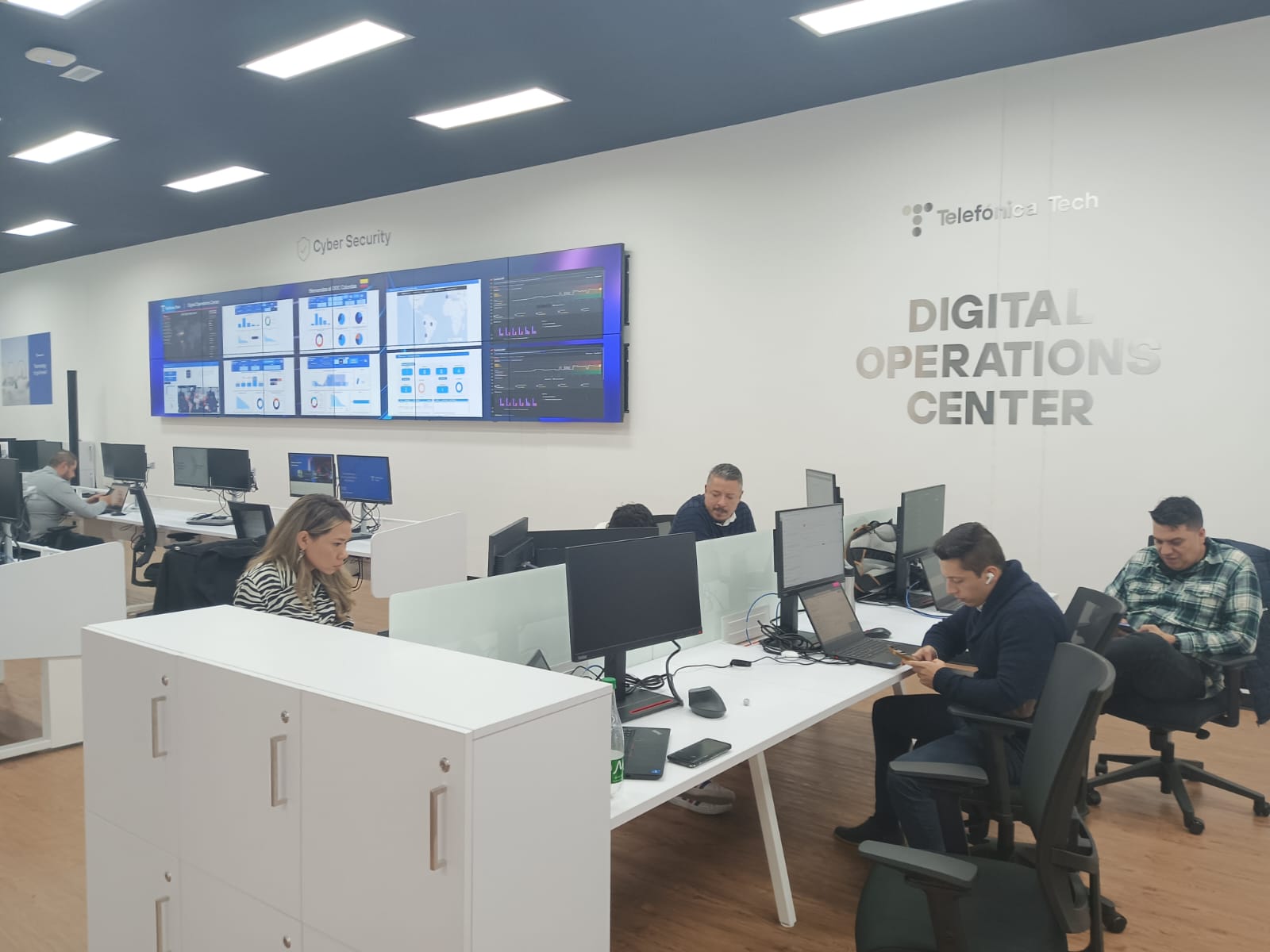 El Centro de operaciones trabajará las 24 horas para estar conectado con los clientes de la empresa.