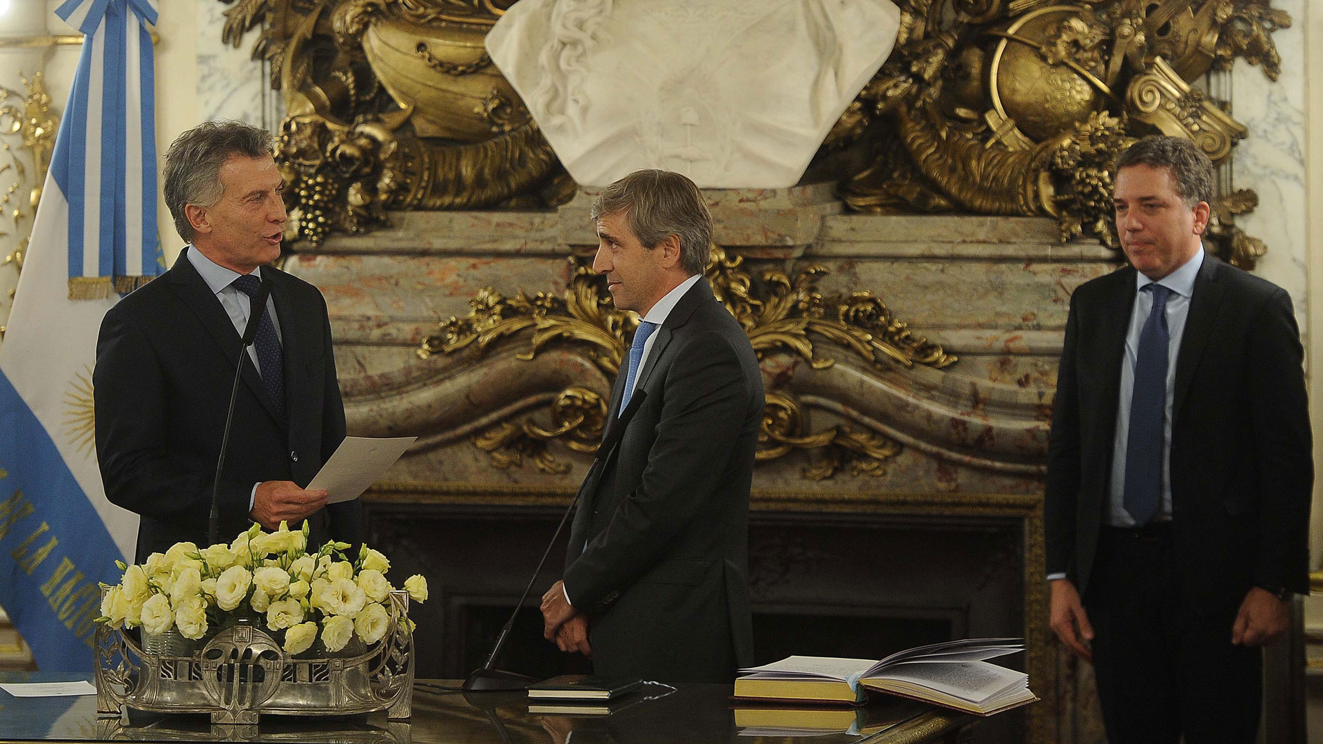 Octubre de 2018: Macri le toma juramento a Caputo, quien le había dicho que no aceptara recursos extra del Fondo si no los podía usar para controlar el dólar