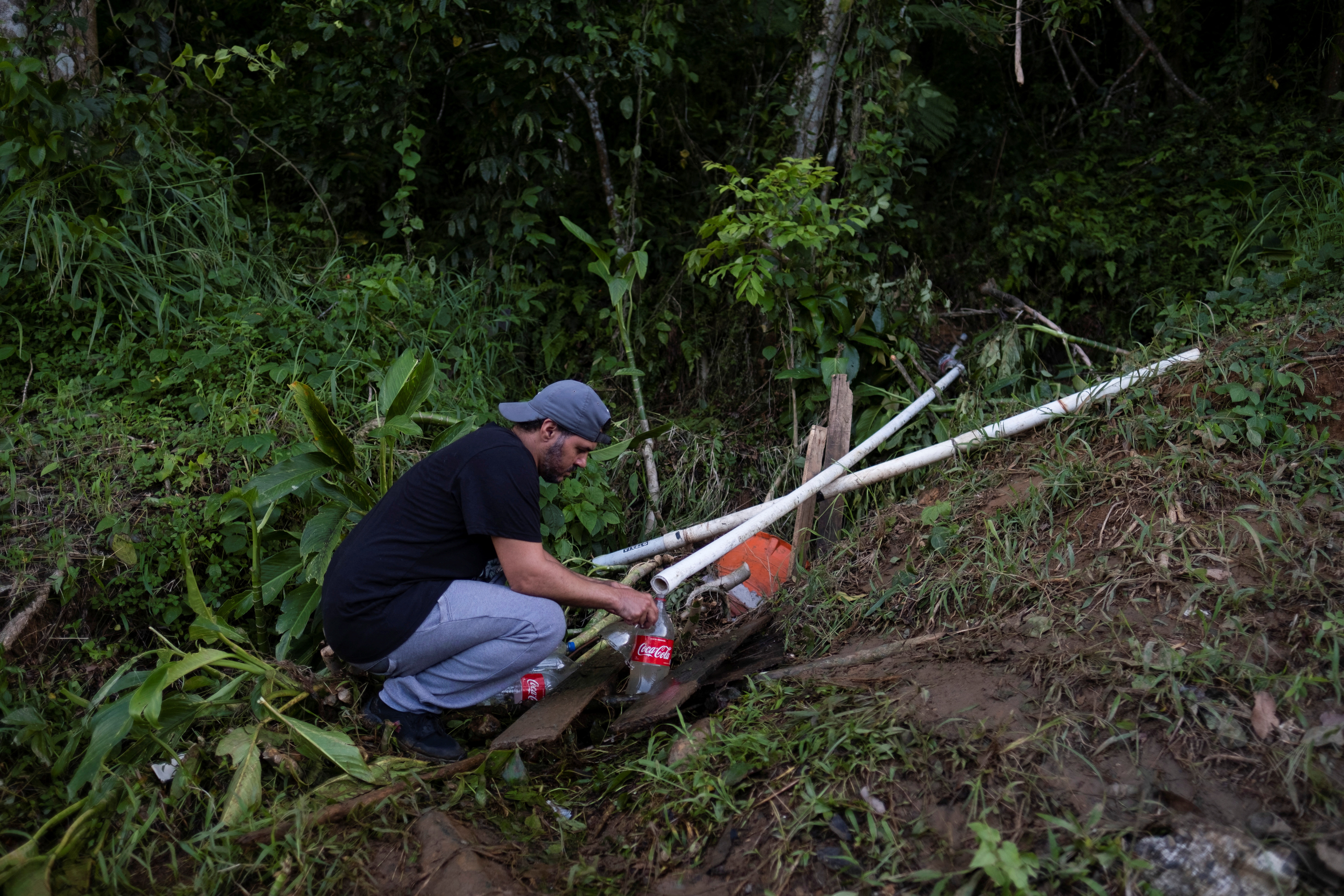 Las personas intentaron abastecerse de agua con los medios que encontraron REUTERS/Ricardo Arduengo