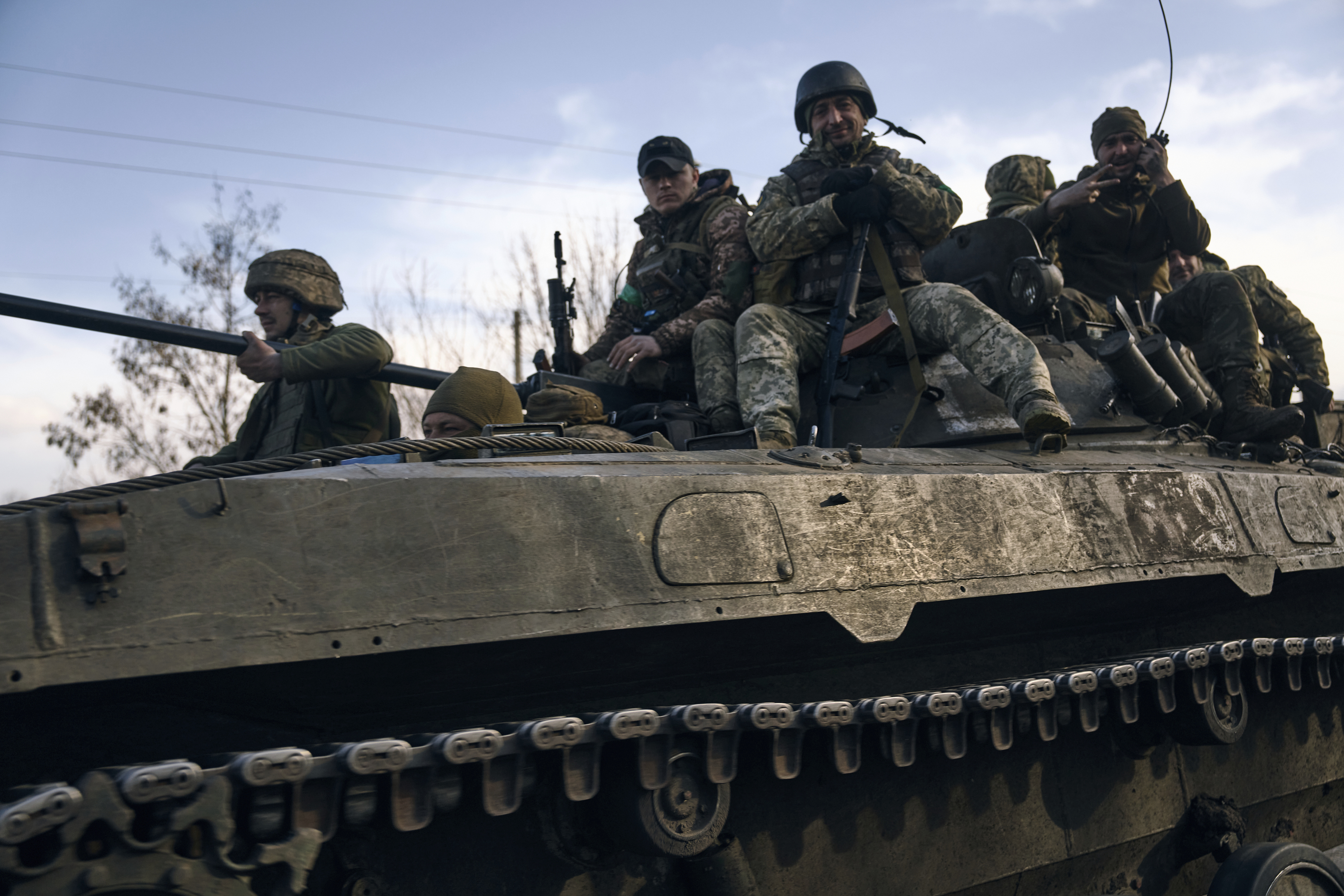 Soldados ucranianos en un vehículo blindado en el frente en Bajmut, región de Donetsk, Ucrania, 22 de marzo de 2023. (AP Foto/Libkos/Archivo)