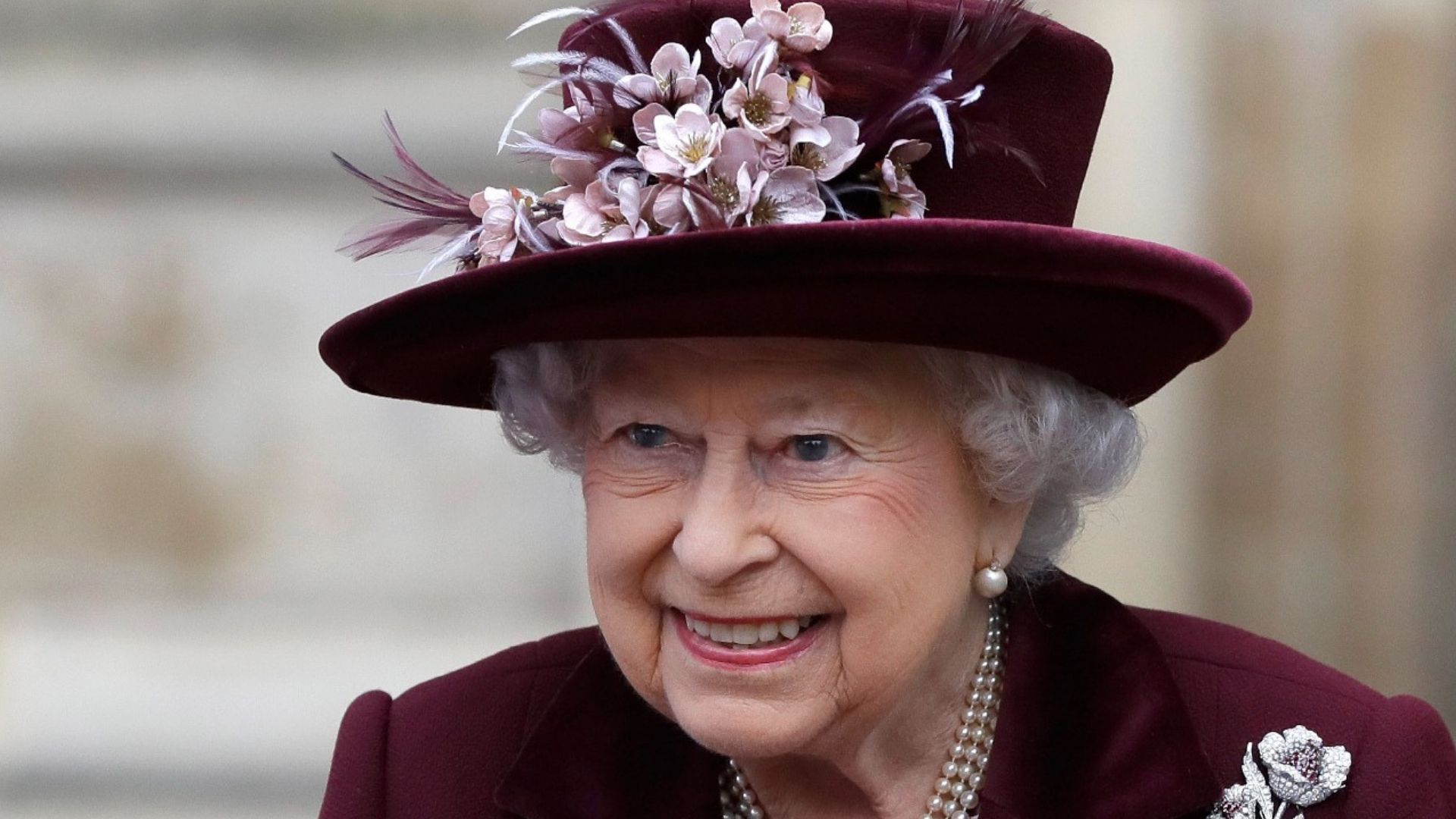 La reina Isabel II con uno de sus característicos sombreros. (Getty)