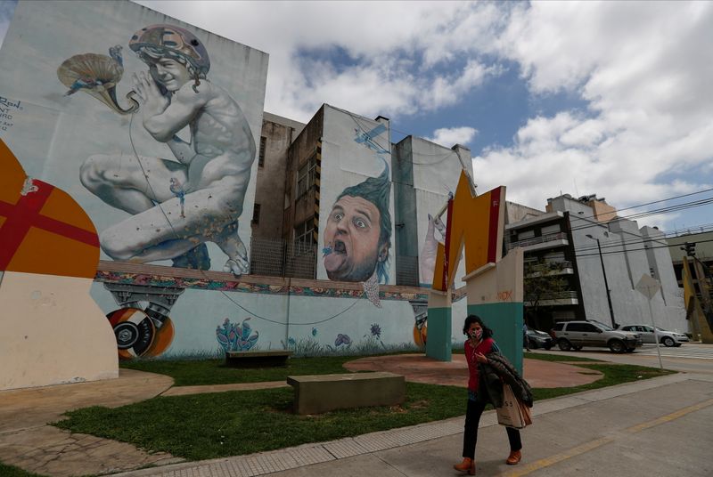 Uno de esos recorridos de CABA incluye la visita por los barrios de Saavedra, Villa Urquiza y Coghlan para conocer una serie de murales que embellecen Buenos Aires (REUTERS/Agustín Marcarian)