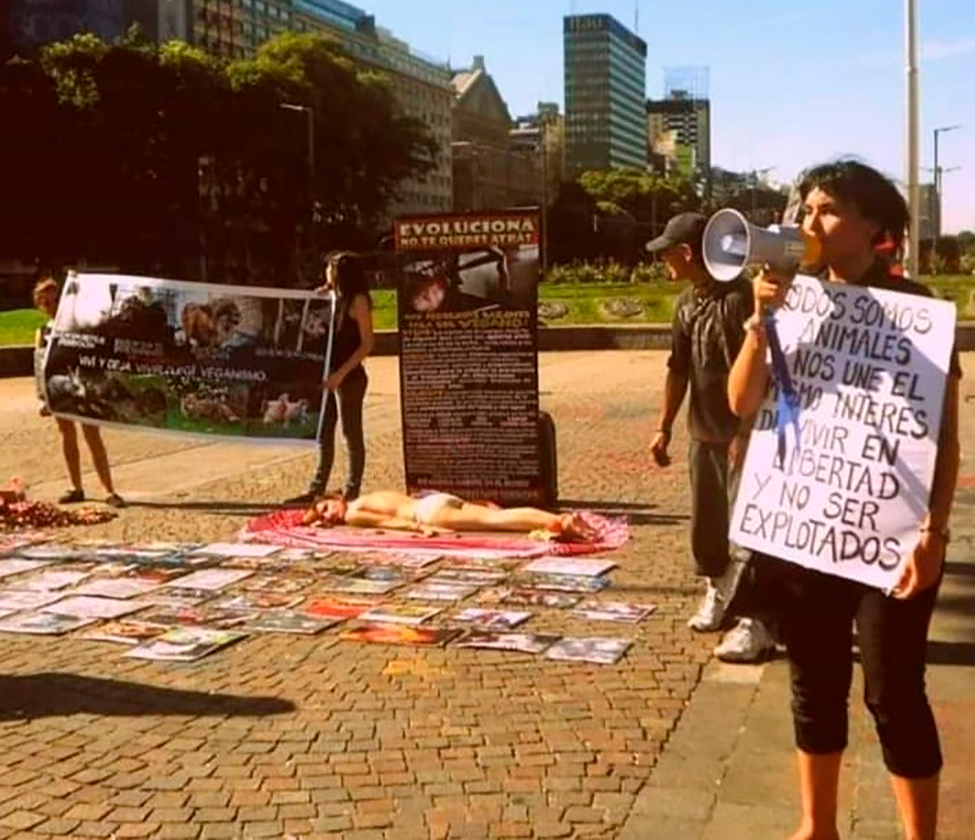 "Todos somos animales", dice el cartel que la activista muestra al público mientras habla detrás del megáfono 
