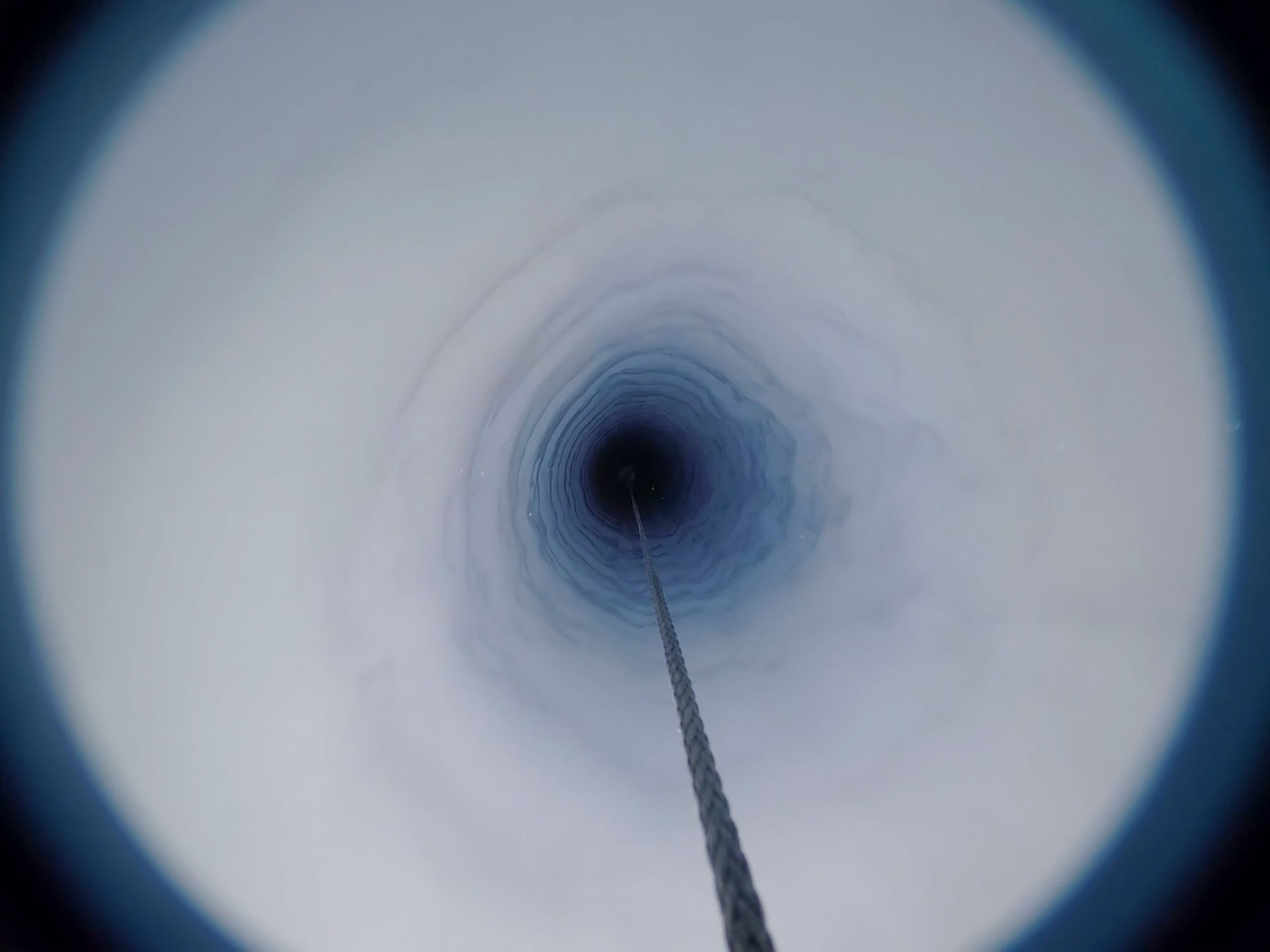 Una imagen fija de un vídeo proporcionado por el British Antarctic Survey muestra el robot Icefin siendo bajado en un agujero de perforación en la plataforma de hielo Thwaites en la Antártida. (Paul Anker/British Antarctic Survey via The New York Times) 