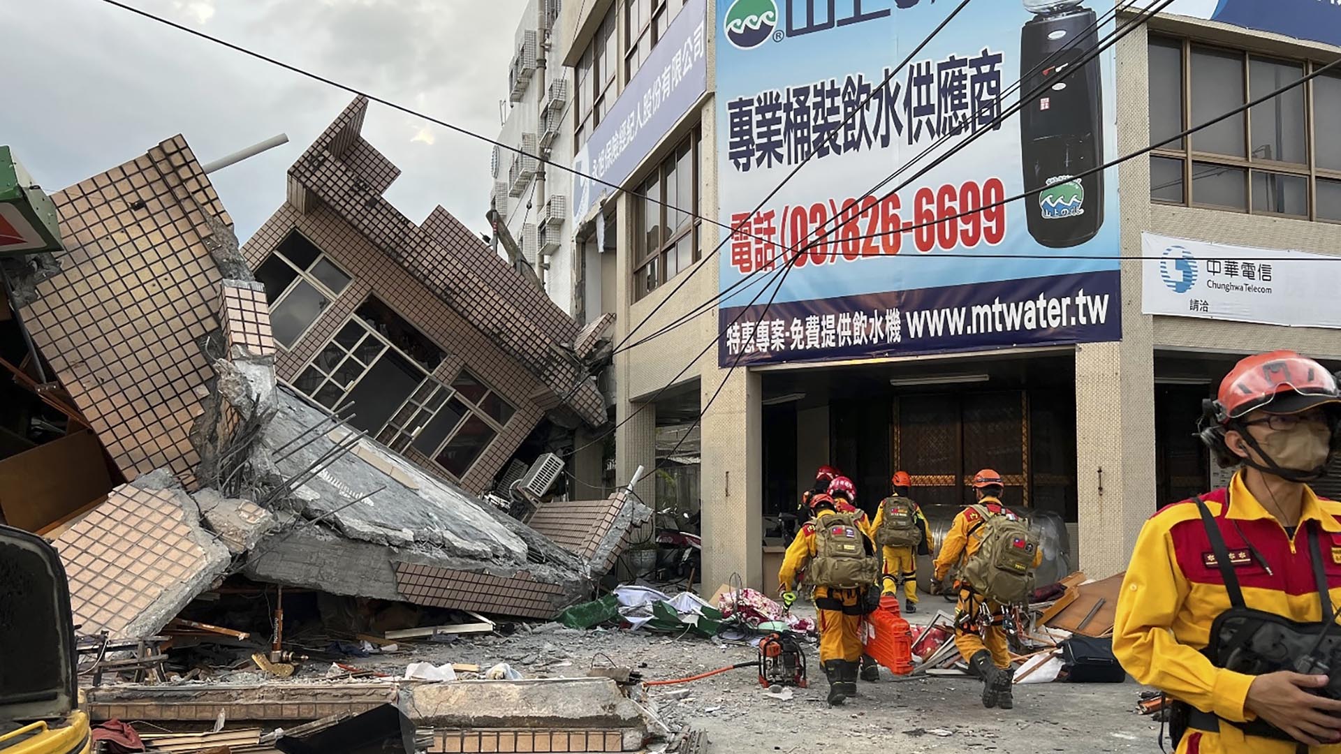 Un fuerte terremoto sacudió gran parte de Taiwán el domingo, derribando al menos un edificio y atrapando a dos personas dentro y derribando parte de un tren de pasajeros de sus vías en una estación.(Hualien County Fire Department via AP)