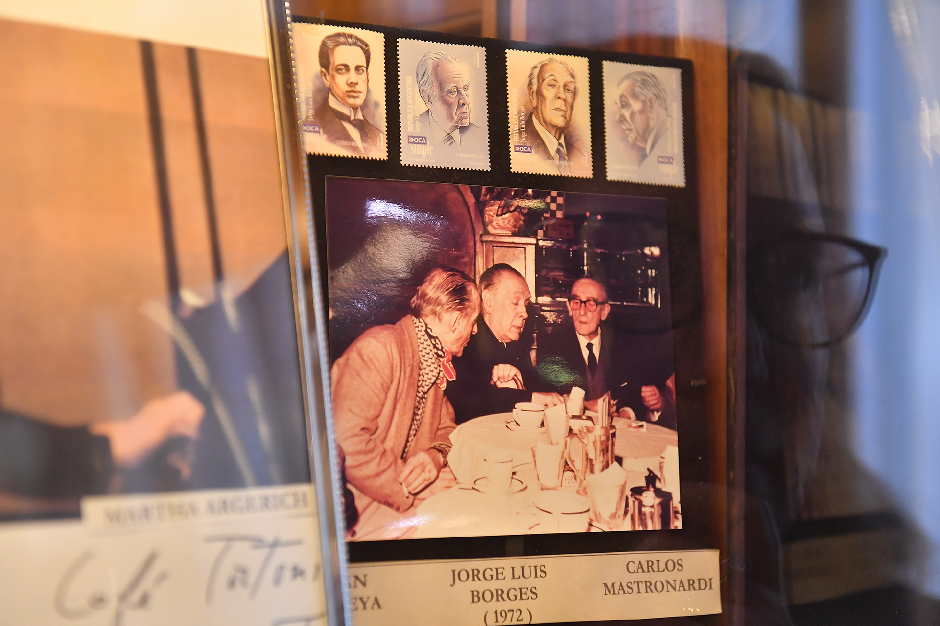 Jorge Luis Borges tiene una gran presencia en el Café Tortoni. Está en cada rincón (Crédito: Maximiliano Luna)