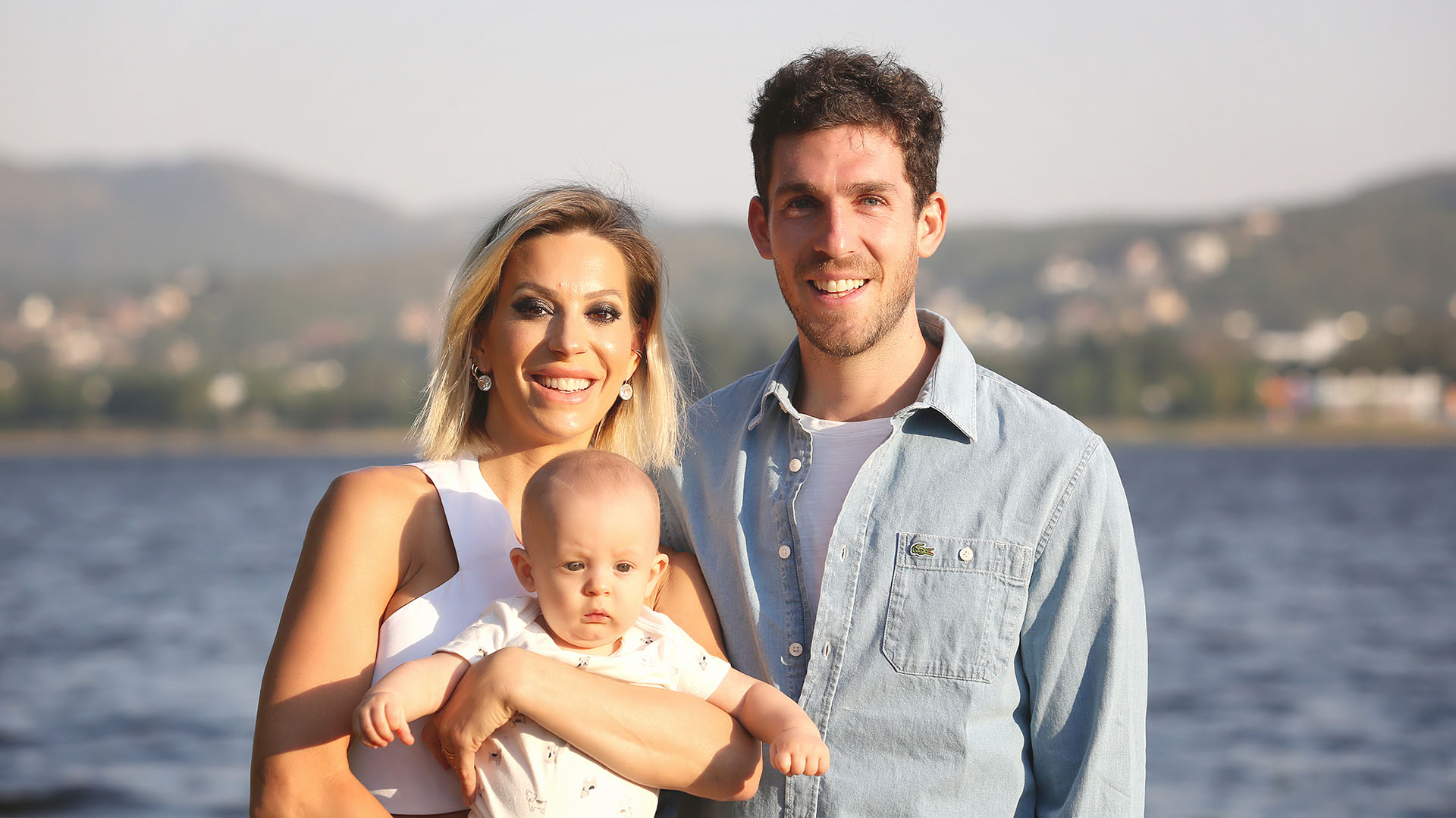 Noelia Marzol, junto a su marido Ramiro Arias, y su hijo Donatello 