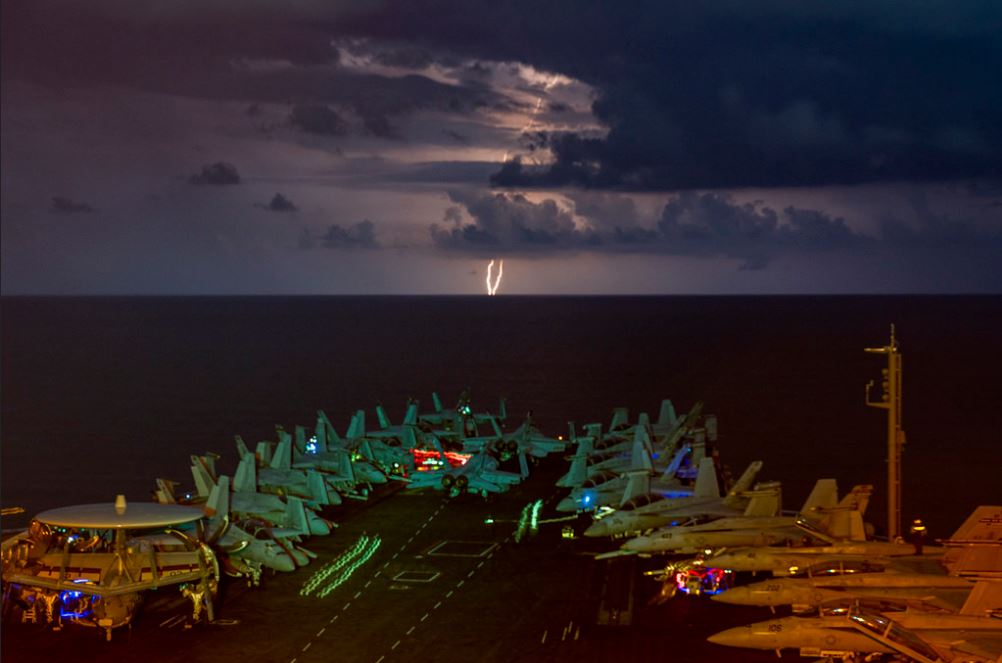 La cubierta del portaaviones Ronald Reagan por la noche, cuando continuaron los ejercicios militares en el Mar del Sur de China (US Navy)