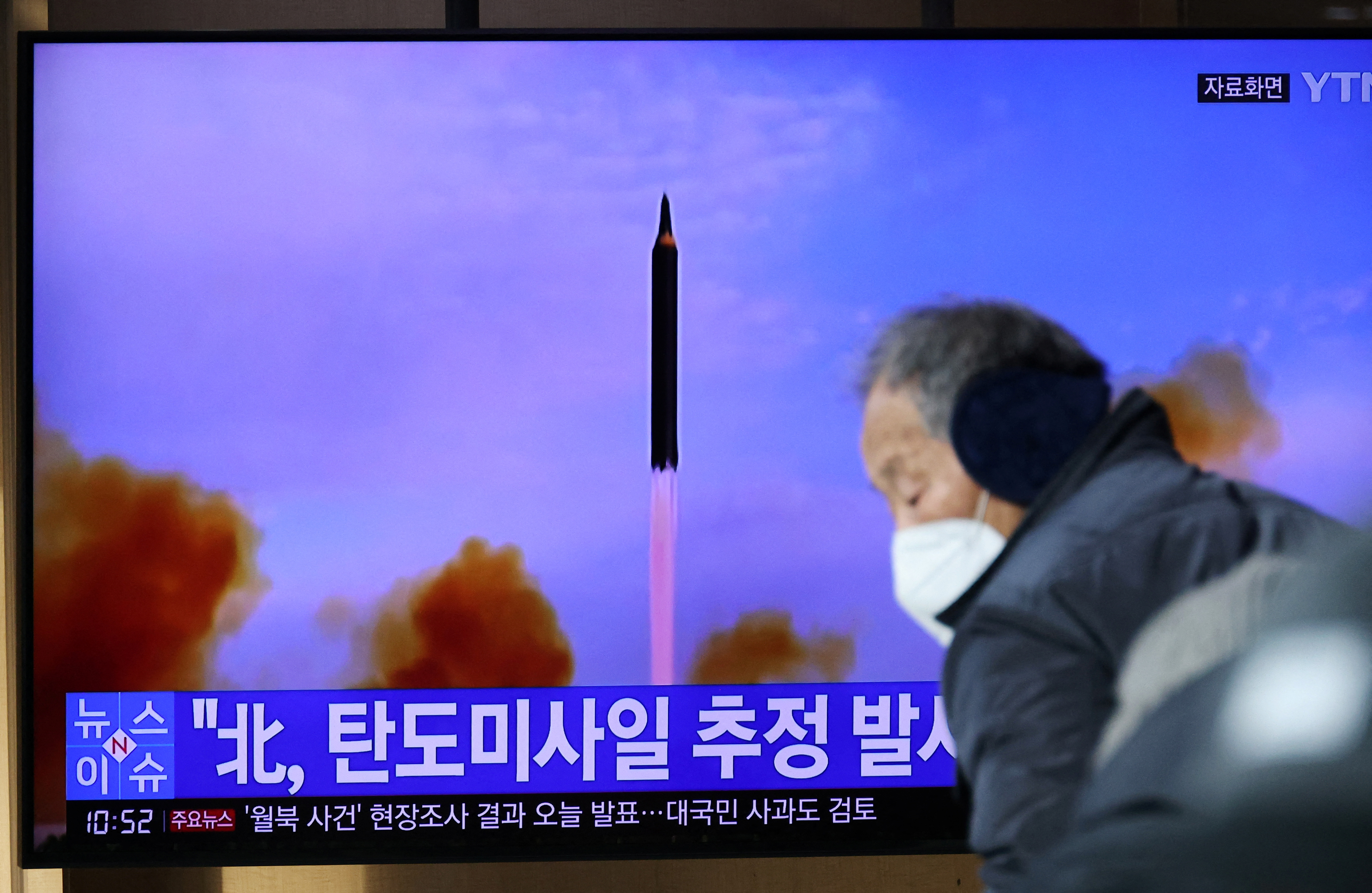 Varias personas observan un televisor que emite imágenes de archivo de una noticia sobre el lanzamiento de un misil balístico por parte de Corea del Norte frente a su costa oriental, en Seúl, Corea del Sur, el 5 de enero de 2022. REUTERS/Kim Hong-Ji