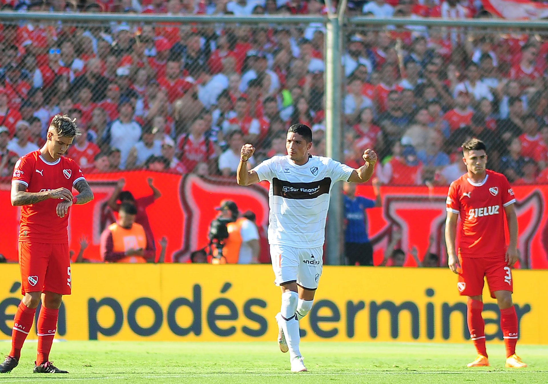 Nicolás Castro festeja el primer gol de Platense ante Independiente (Foto Baires)