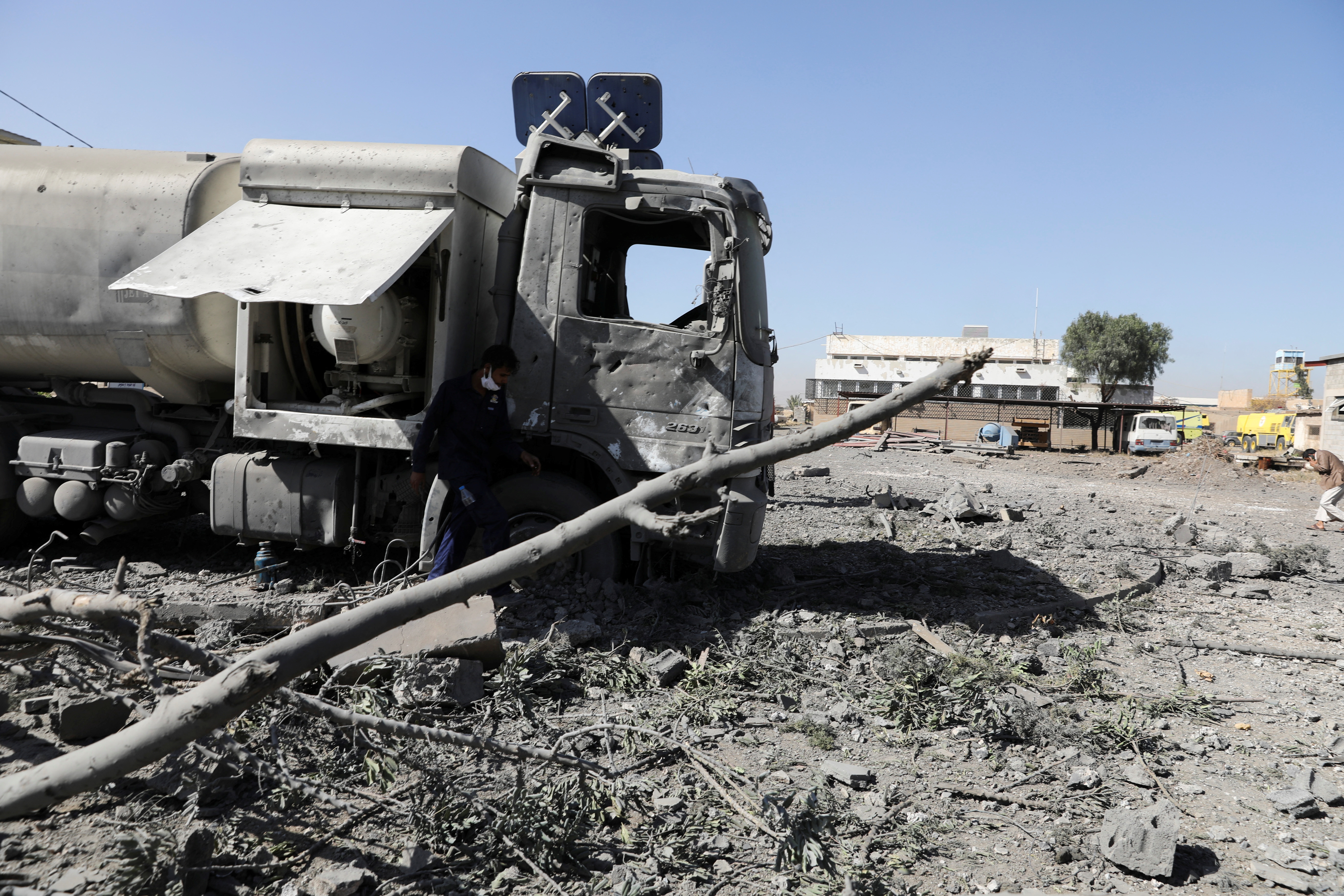 Un trabajador inspecciona el daño en un camión cisterna de combustible causado por los ataques aéreos (Foto: Reuters)