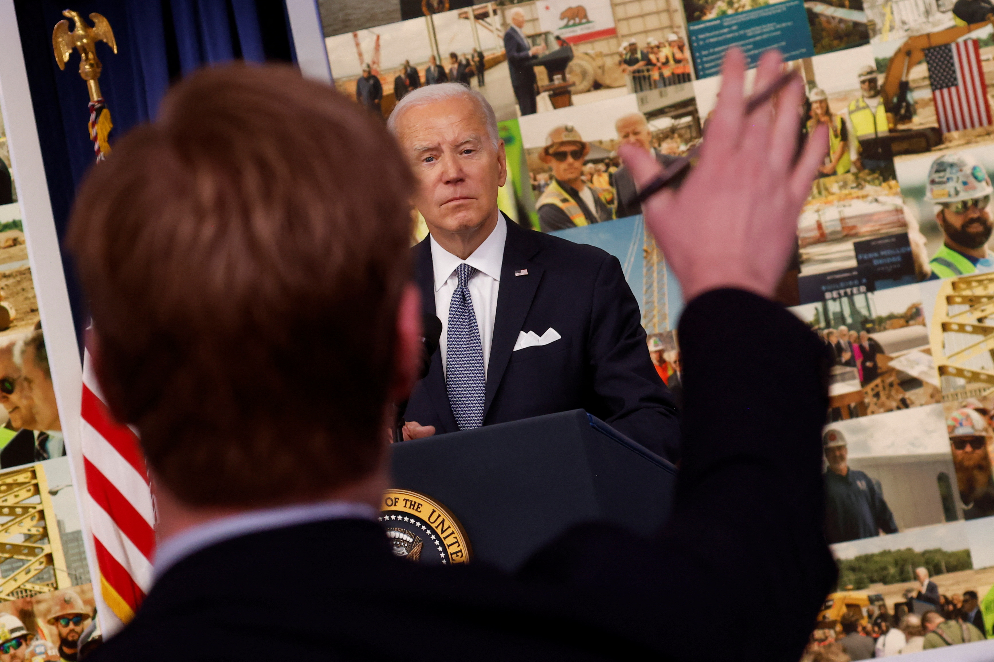 Biden escucha la pregunta de un periodista durante la conferencia de prensa (REUTERS/Jonathan Ernst)