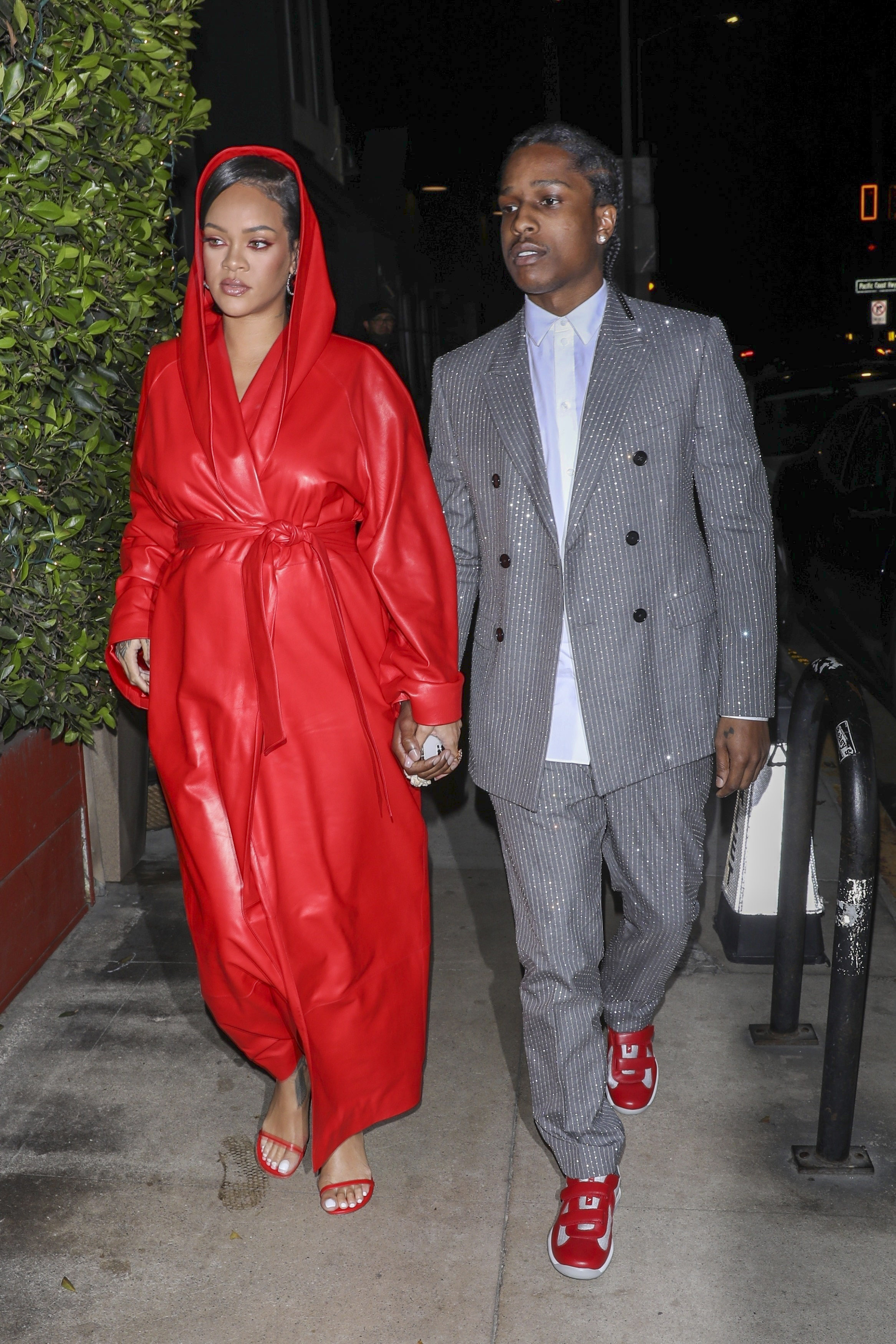 Noche romántica. Rihanna y A$AP Rocky fueron a comer al exclusivo restaurante Giorgio Baldi, en Santa Mónica. Para ello, la artista eligió un tapado rojo de cuero y llevó puesta la capucha. El rapero, en tanto, lució un traje con brillos