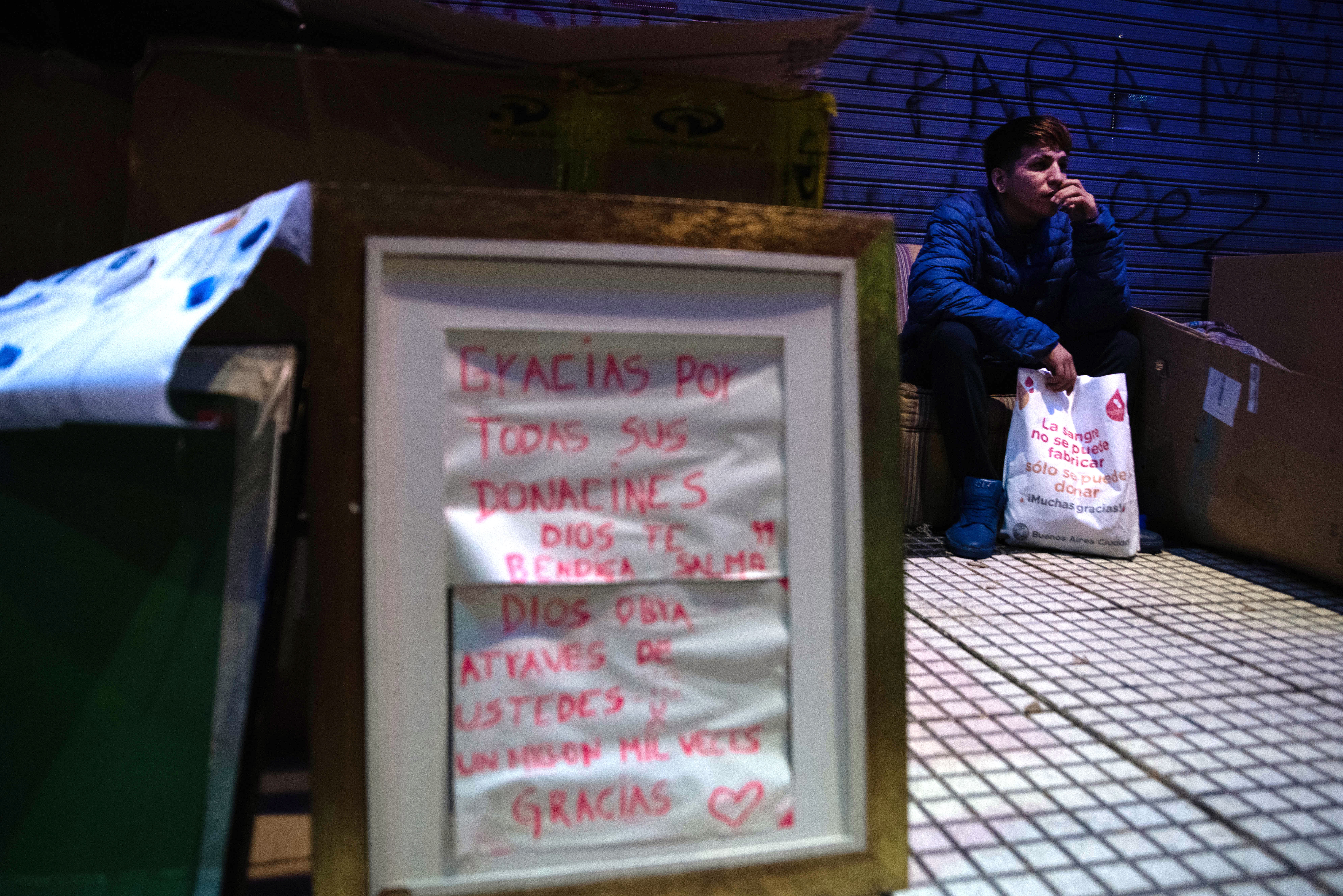 La mayoría de las personas en situación de calle vive de la solidaridad de los otros: personas que les llevan comida y ropa, alguien que les habilita una changa, restaurantes que les regalan los platos que sobran. Pero con la pandemia, los