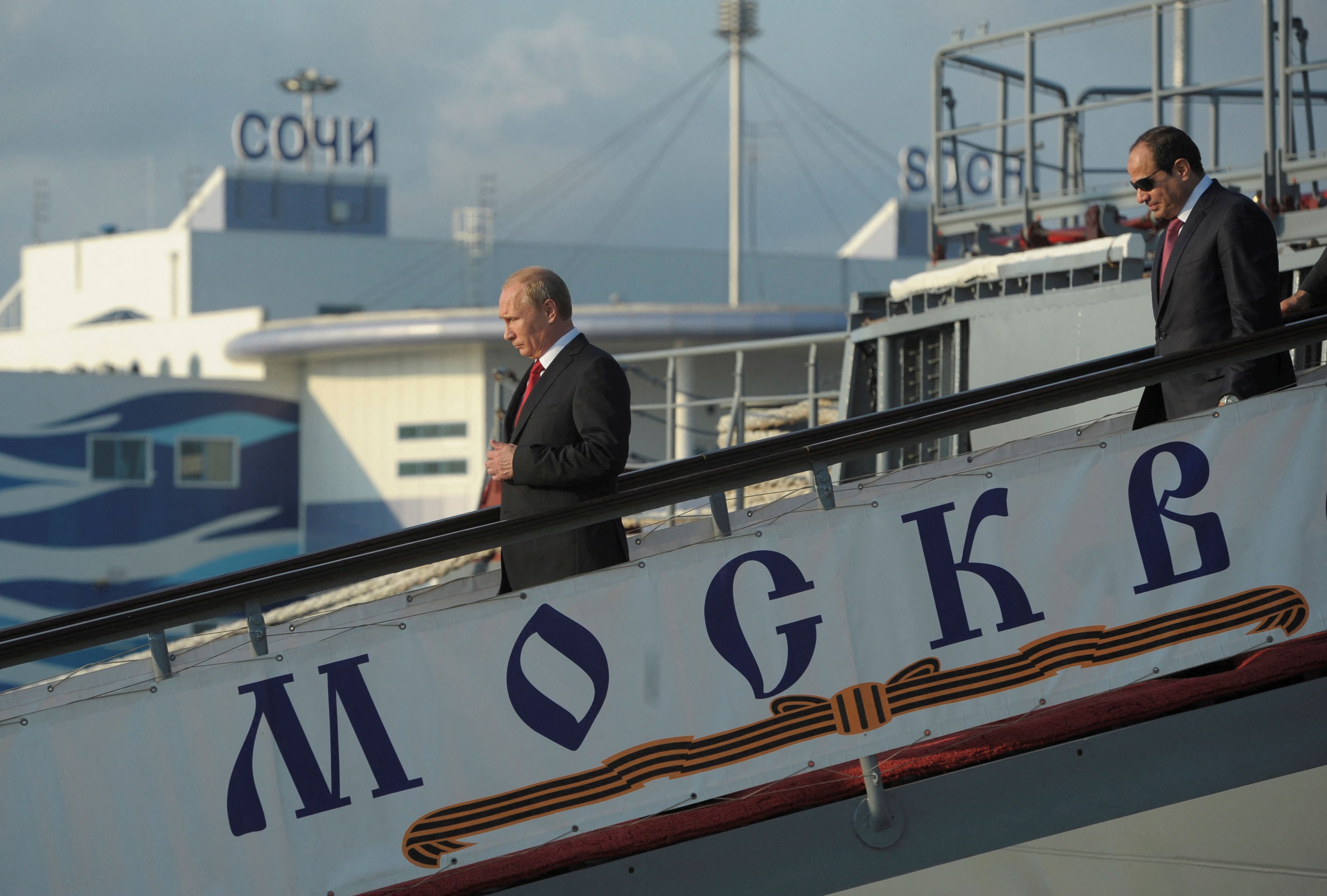 Putin desciende por la rampa del crucero Moskva durante una visita en Sochi en el año 2014 (Sputnik/Alexei Druzhinin/Kremlin via REUTERS/Archivo)