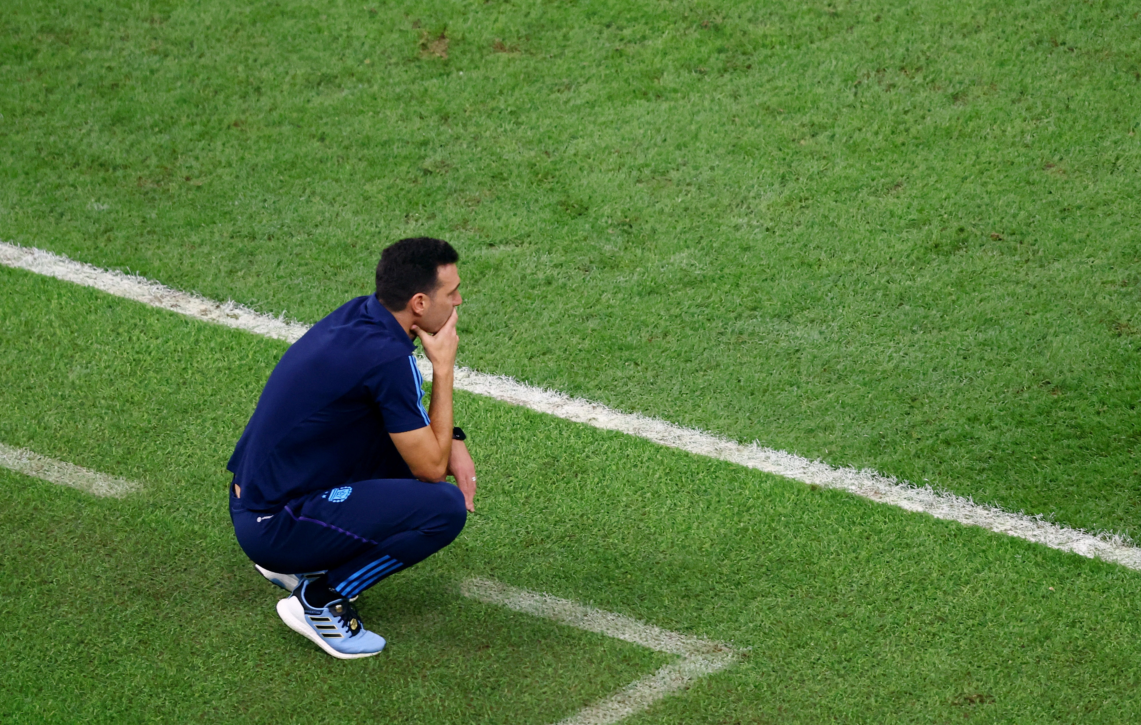 Lionel Scaloni, en cuclillas y pensativo durante el partido de Argentina ante Croacia en el Mundial de Qatar 2022 (REUTERS/Hannah Mckay)