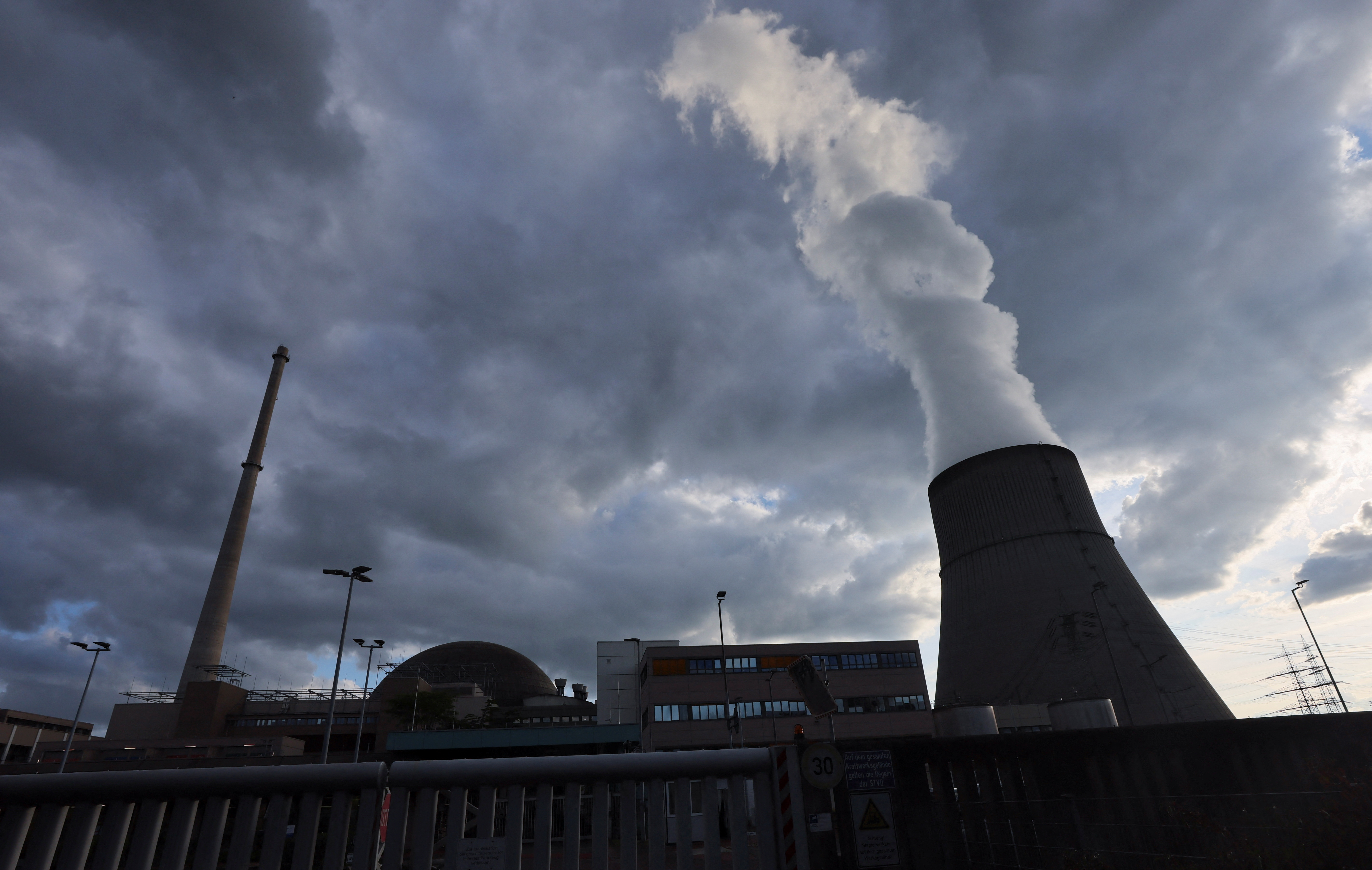 Se ven nubes sobre la torre de enfriamiento y la planta de energía nuclear Emsland junto al río Ems en medio de la crisis energética causada por la invasión rusa de Ucrania, en las afueras de la ciudad noroccidental de Lingen, Alemania. REUTERS/Wolfgang rattay