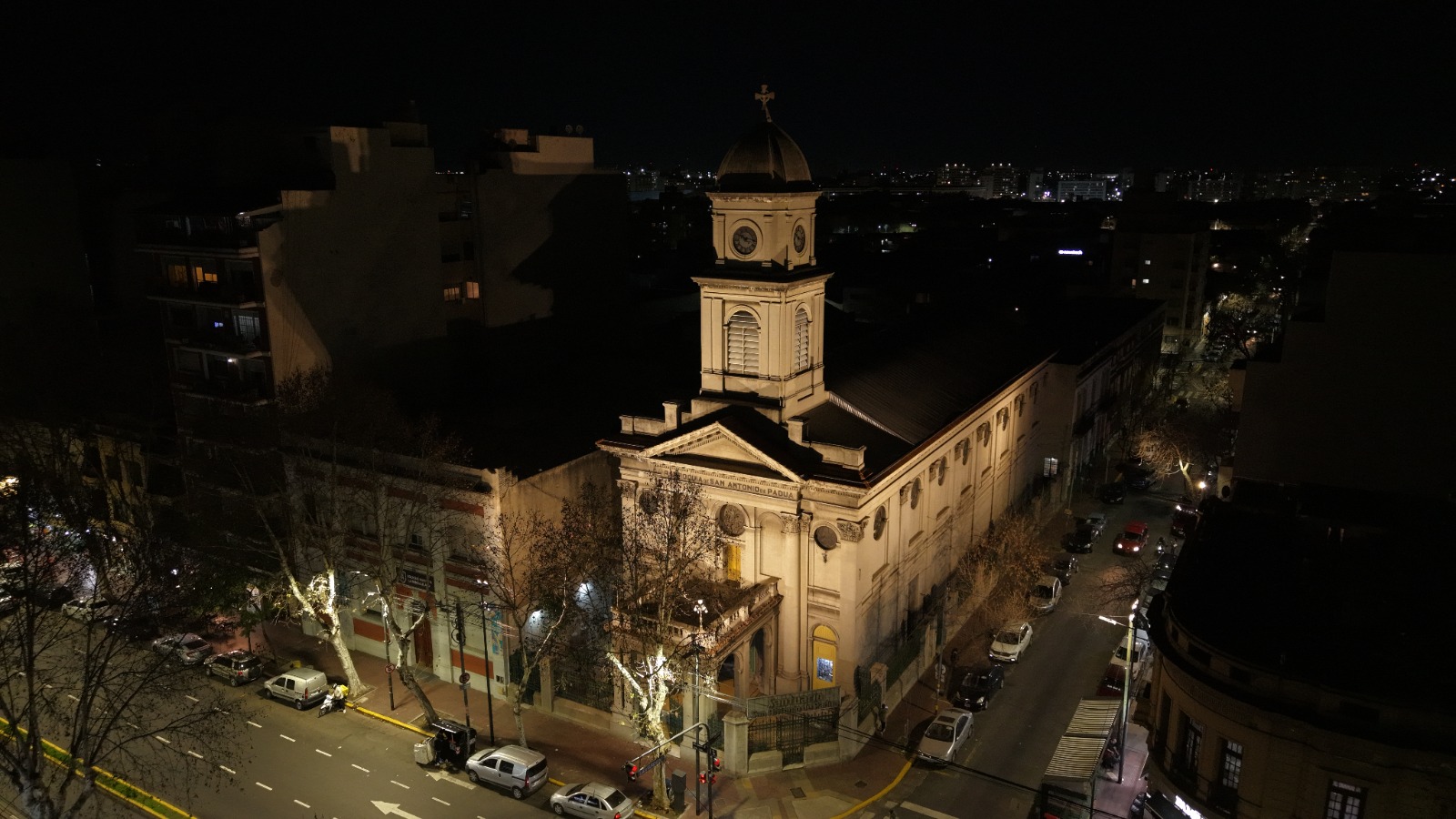 La visita de Le&oacute;n XIV y el plan de la ciudad de Buenos Aires para iluminar 37 iglesias y bas&iacute;licas