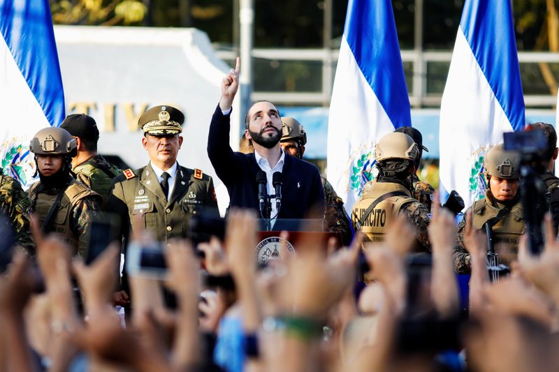 Partidarios del presidente salvadoreño Nayib Bukele protestan frente al Congreso nacional en San Salvador.