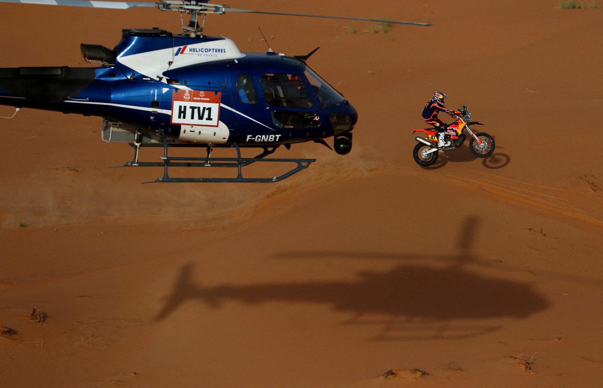 Kevin Benavides ganó la etapa y quedó a tiro de su segundo triunfo en el Rally Dakar (REUTERS/Hamad I Mohammed)