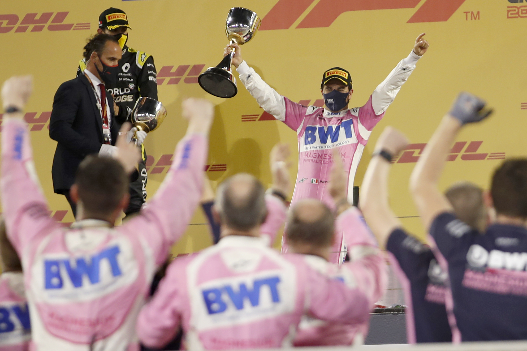 El piloto de Racing Point Sergio Pérez de México celebra su victoria en el Gran Premio de Fórmula 1 de Sakhir, Baréin el domingo 6 de diciembre de 2020.