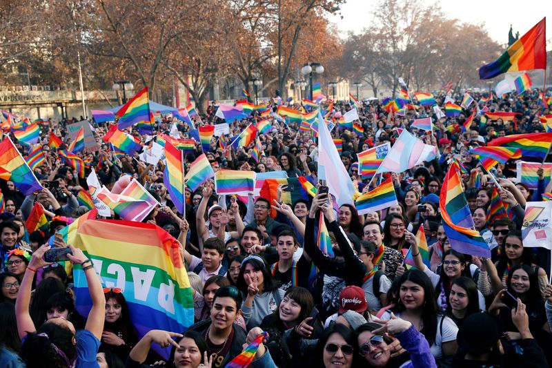 Foto de archivo: Personas participan en el desfile anual del Orgullo Gay en apoyo de la comunidad LGBT, en Santiago, Chile, el 22 de junio de 2019. REUTERS/Rodrigo Garrido
