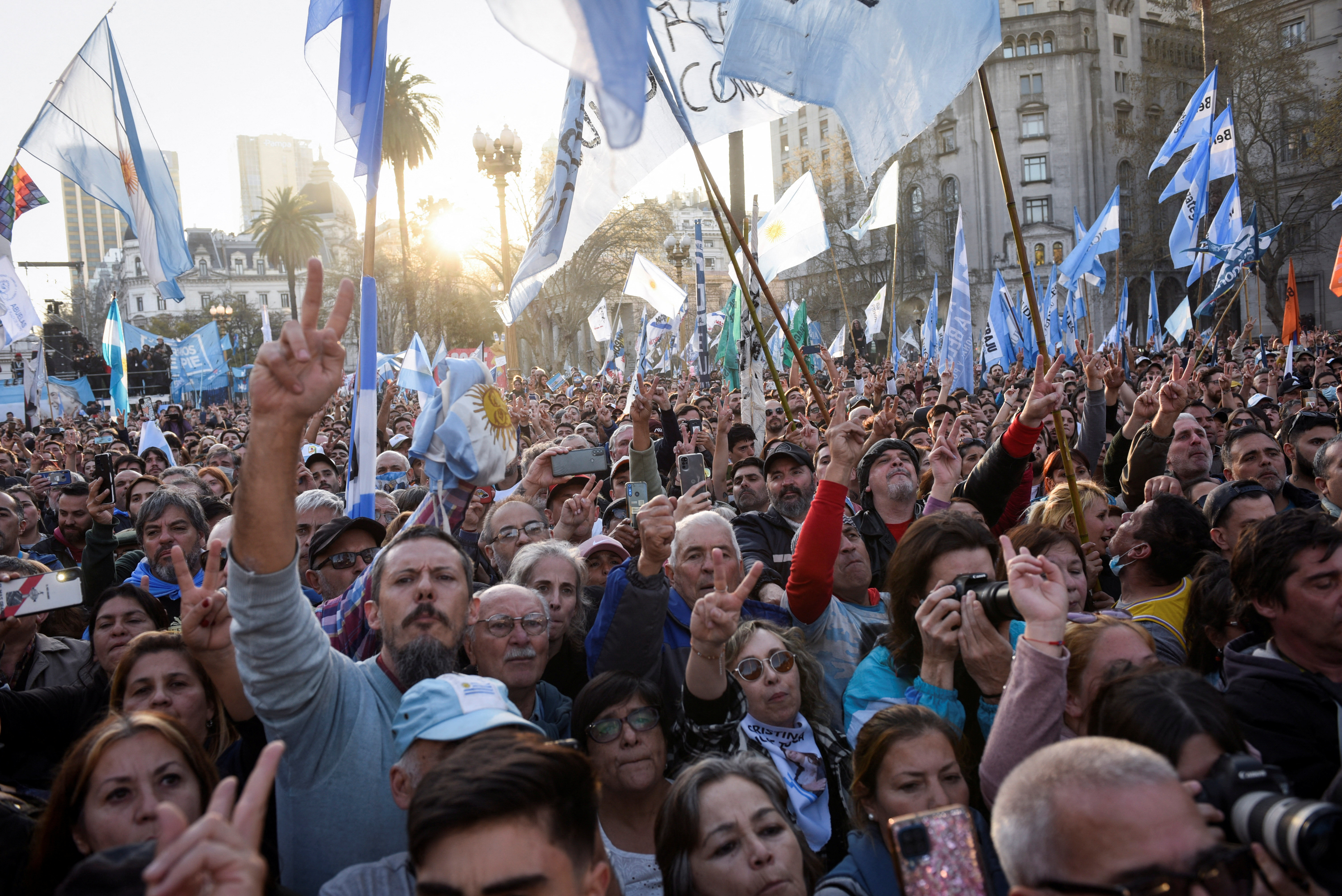 Una gran cantidad de personas se reunieron en Plaza de Mayo en solidaridad con la vicepresidenta (REUTERS/Mariana Nedelcu)