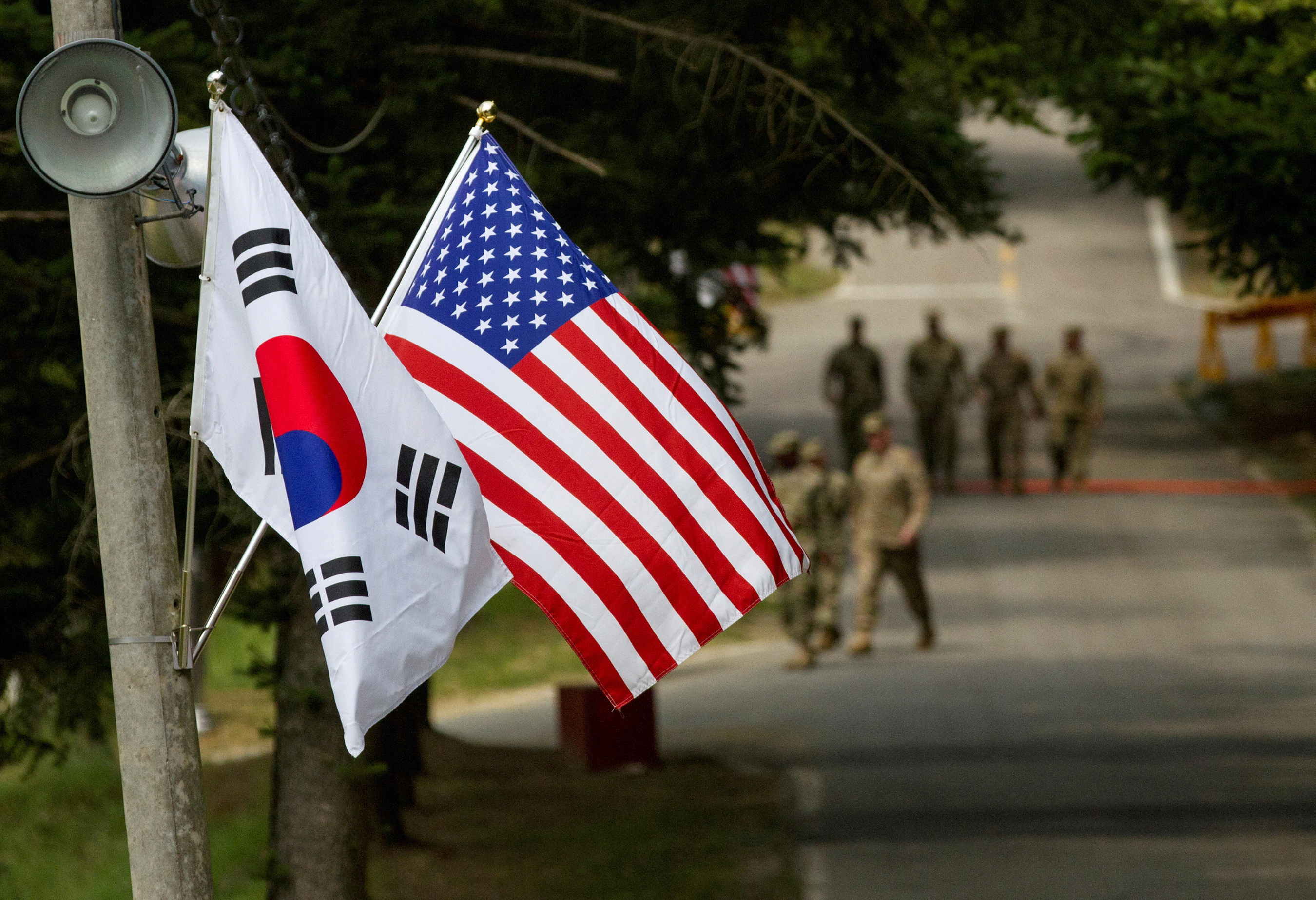 Las banderas de Corea del Sur y Estados Unidos ondean una al lado de la otra en Yongin, Corea del Sur, el 23 de agosto de 2016. Foto tomada el 23 de agosto de 2016. (Cortesía de Ken Scar/U.S. Ejército/ REUTERS/Foto de archivo)