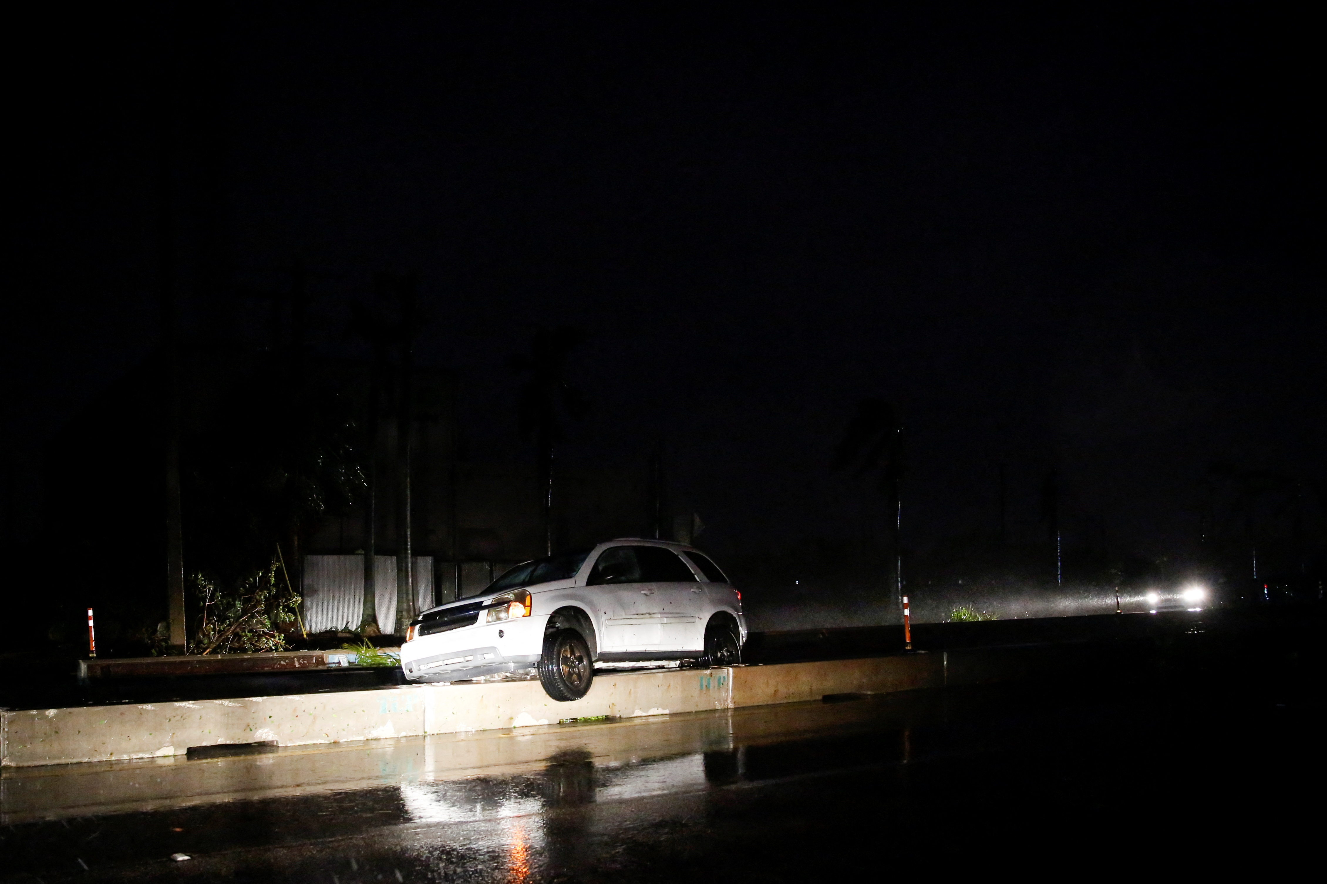 Un automóvil está varado en el bloqueo central de una calle cuando el huracán Ian toca tierra en el suroeste de Florida. 