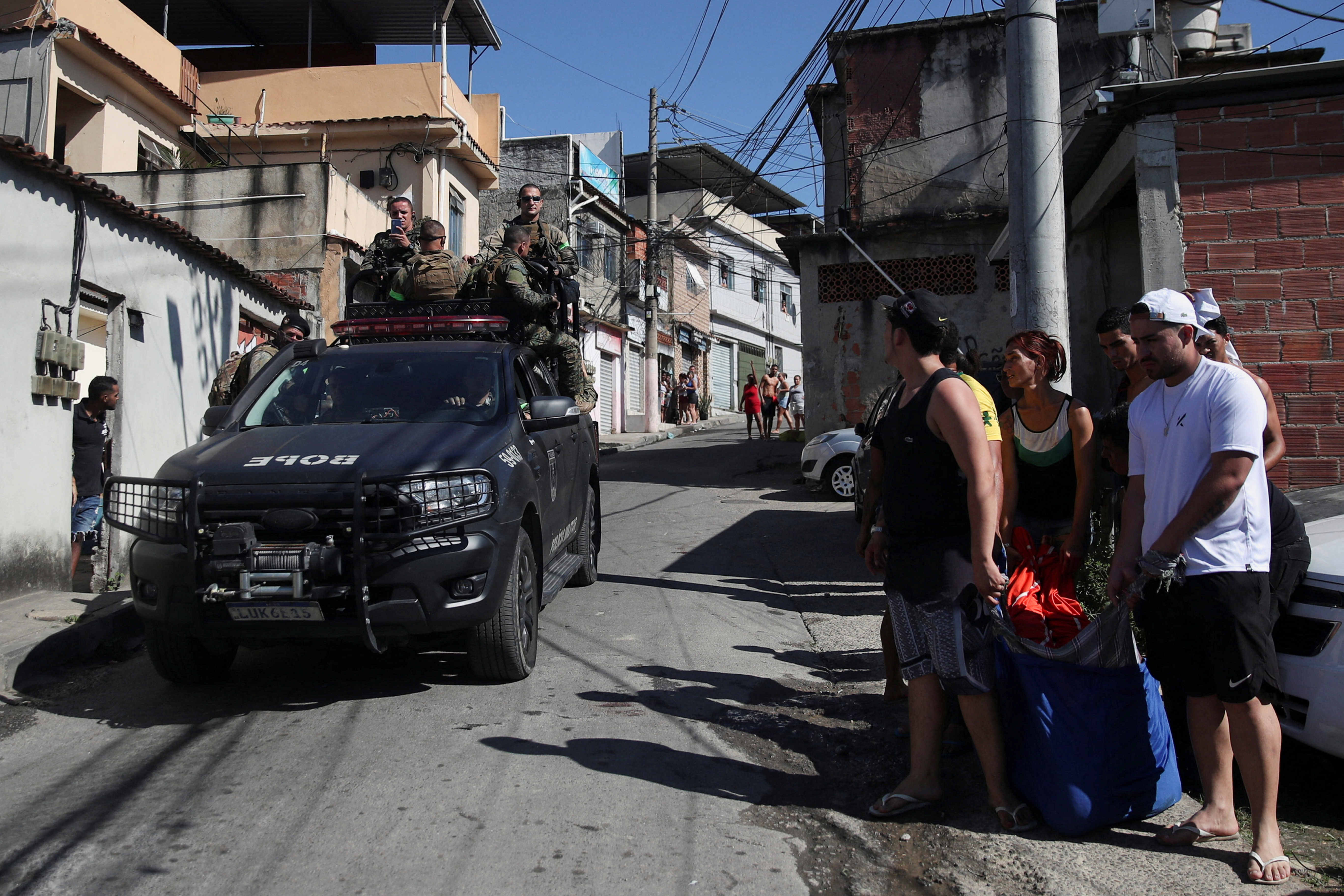 La policía patrullando las calles de la favela Alemao, tras una violenta incursión que dejó 18 muertos  (REUTERS/Ricardo Moraes)
