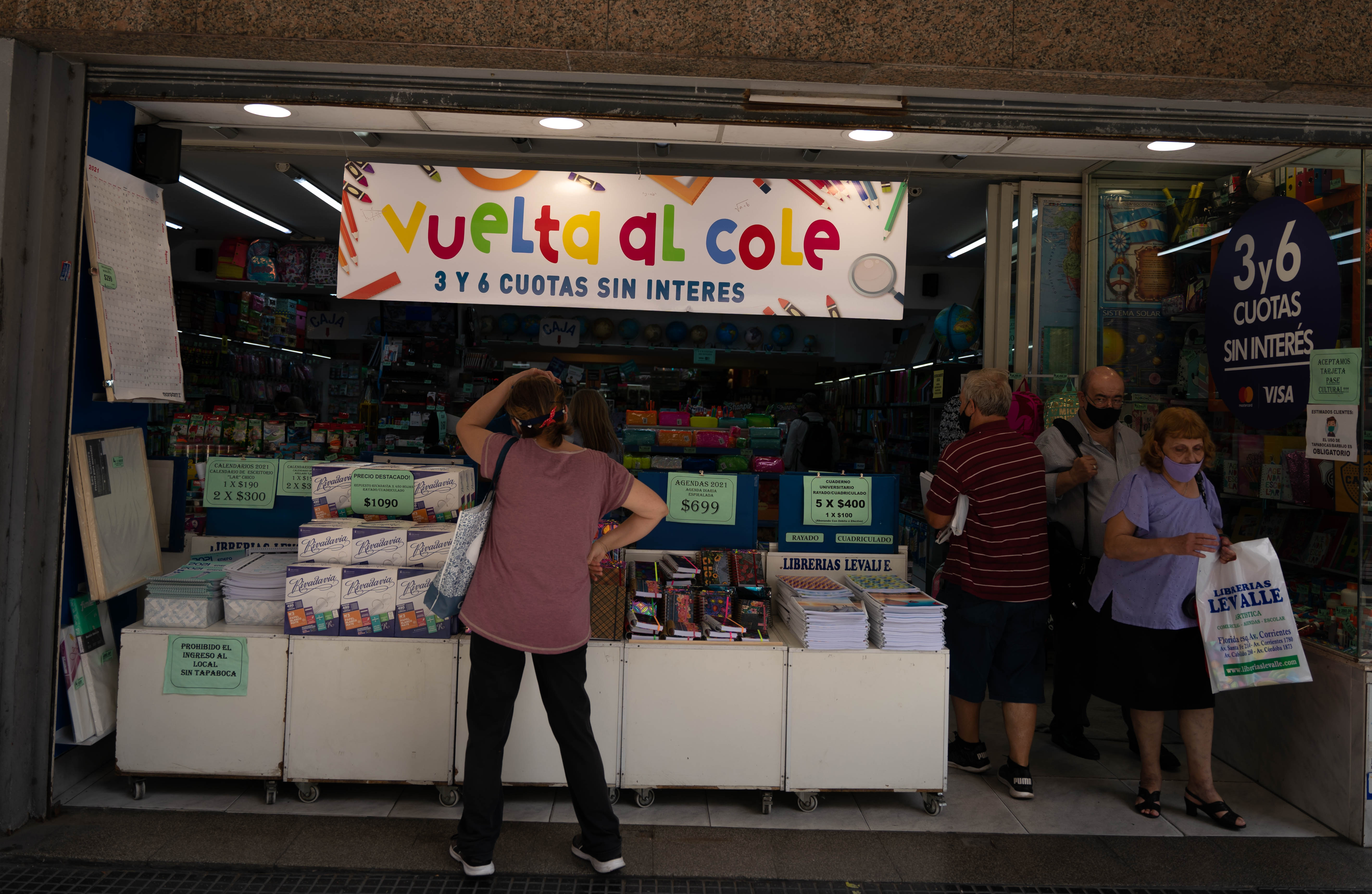 Tradicional imagen de librería de Corrientes, ahora con menos gente recorriendo los estantes pero aún abiertas. (Foto: Franco Fafasuli)