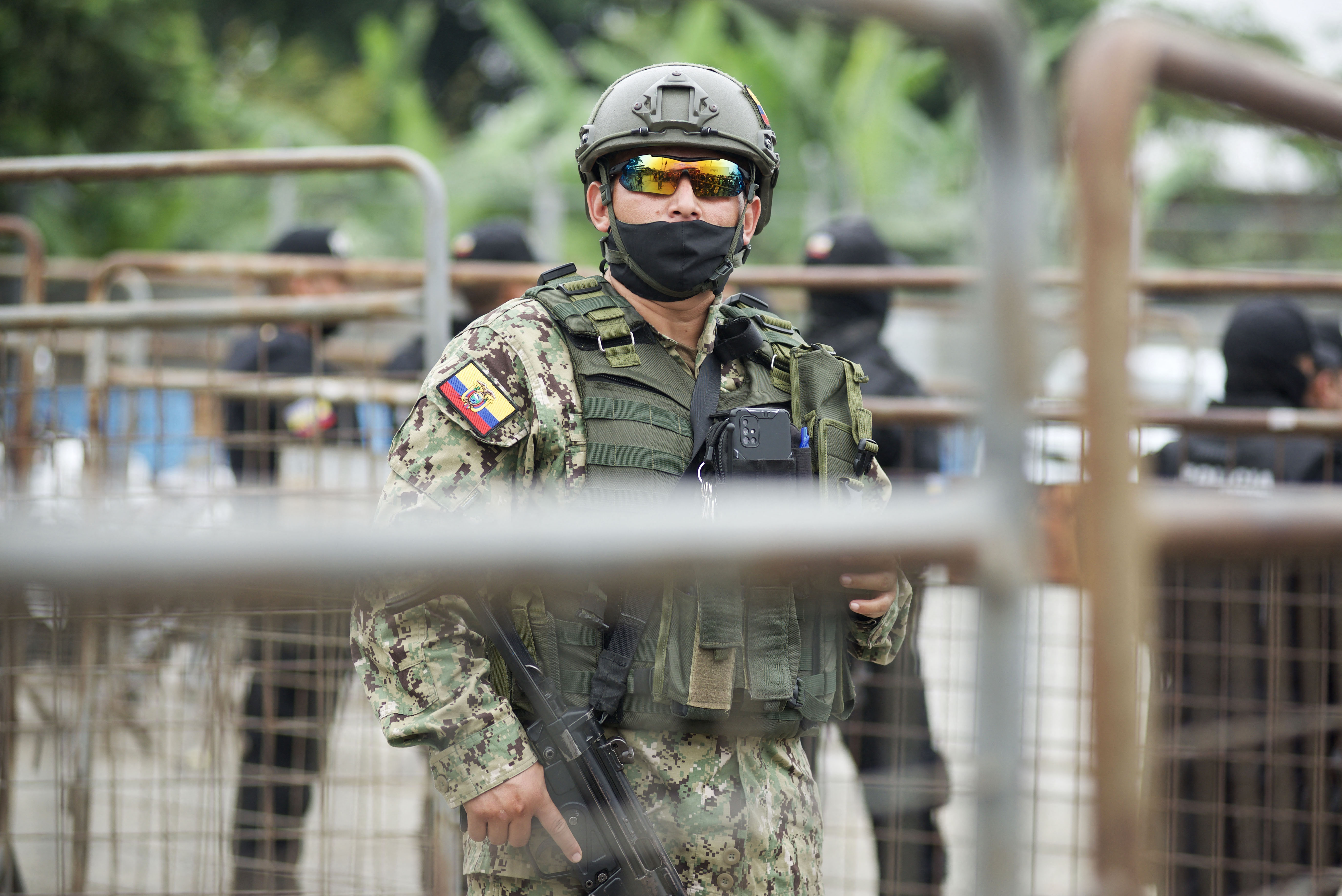 Un policía militar hace guardia afuera de la prisión Guayas 1 después de un estallido de violencia entre los reclusos que dejó 58 muertos en Guayaquil, Ecuador, el 13 de noviembre de 2021.(Photo by Fernando Mendez / AFP)