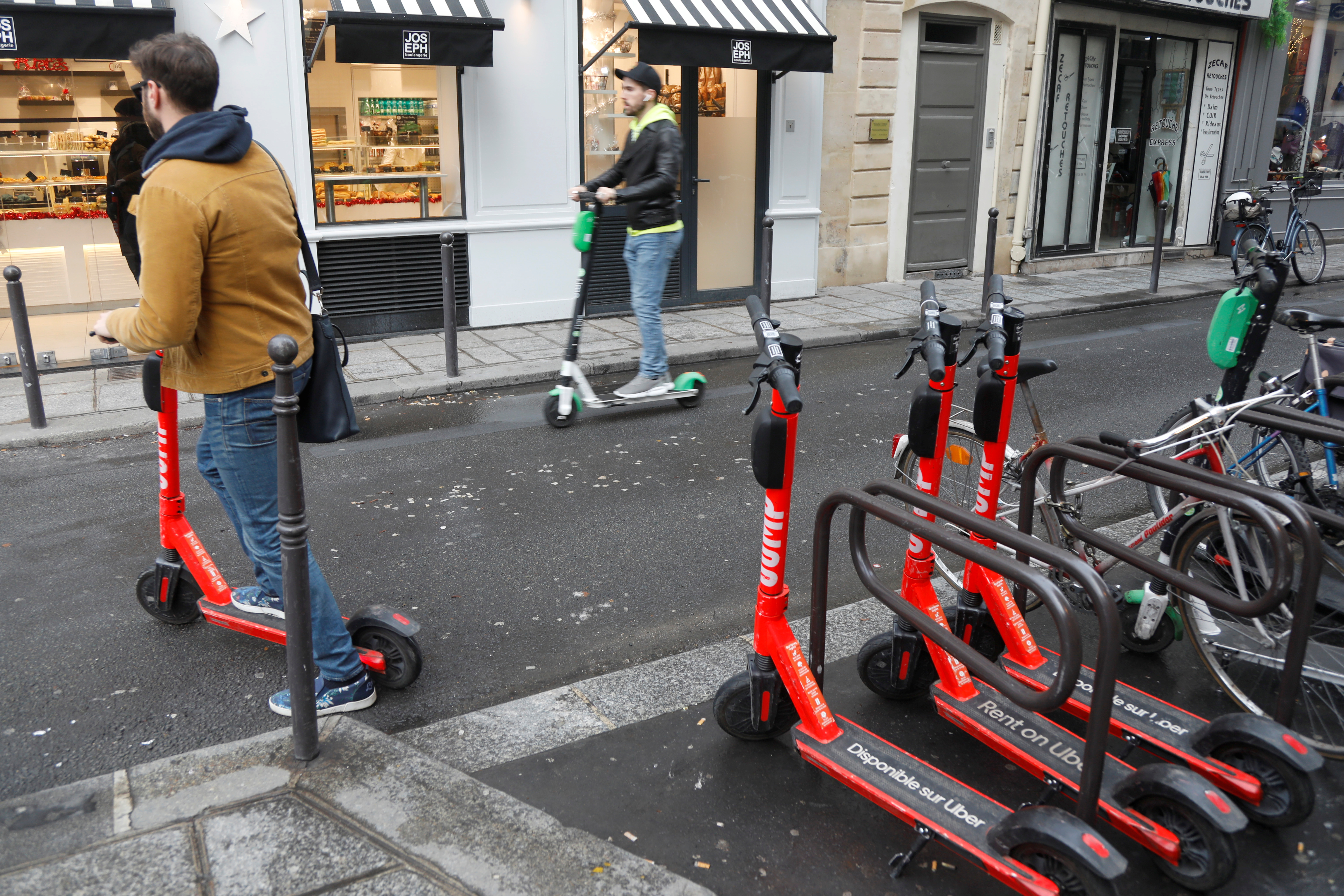 Patinetes eléctricos de Uber Technologies Inc. se ven en una calle en París, Francia, 20 de diciembre de 2019. REUTERS/Charles Platiau/Archivo