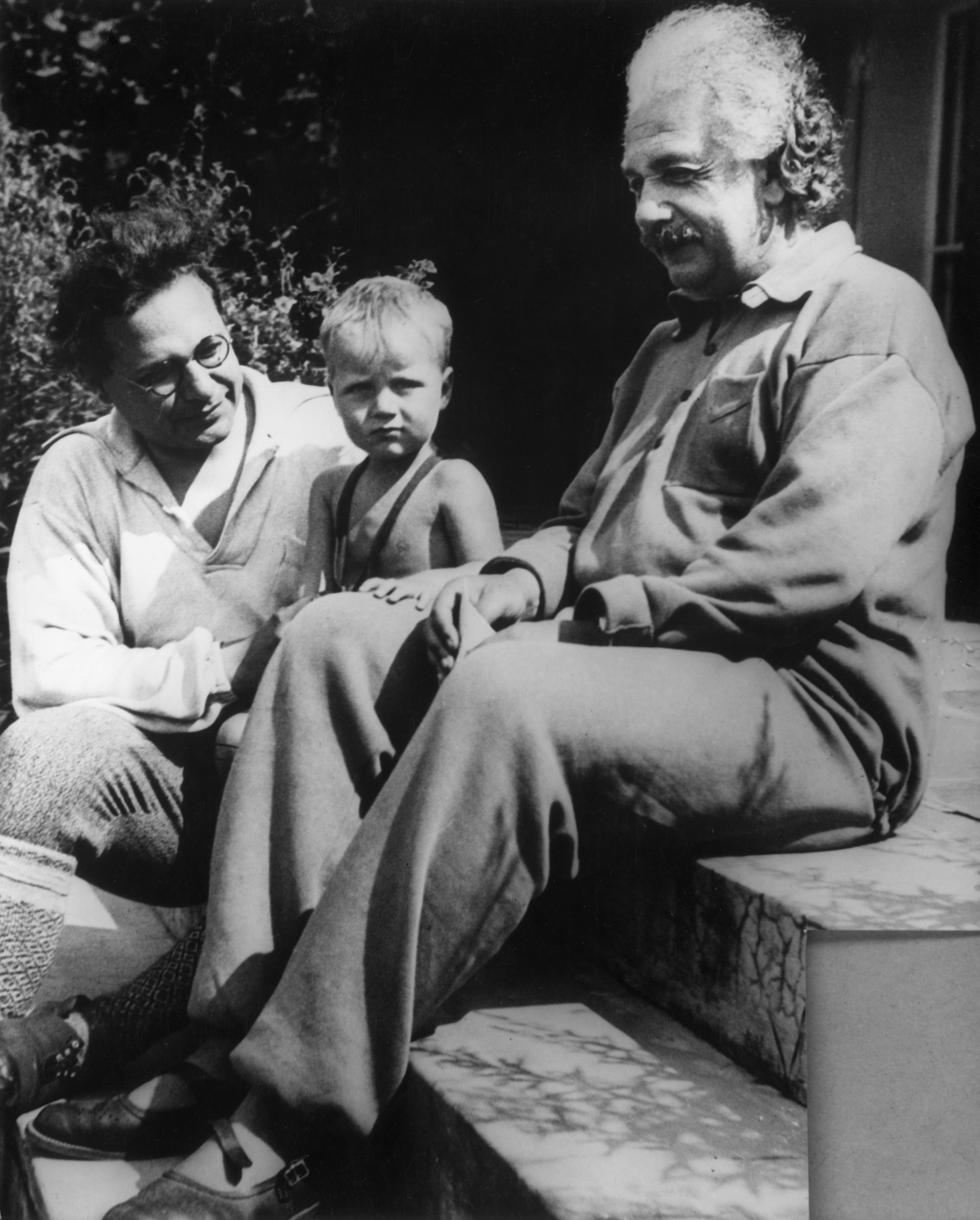 El físico en una imagen de 1936, con su hijo Hans Albert y su nieto Bernhard (Photo by American Stock/Getty Images)