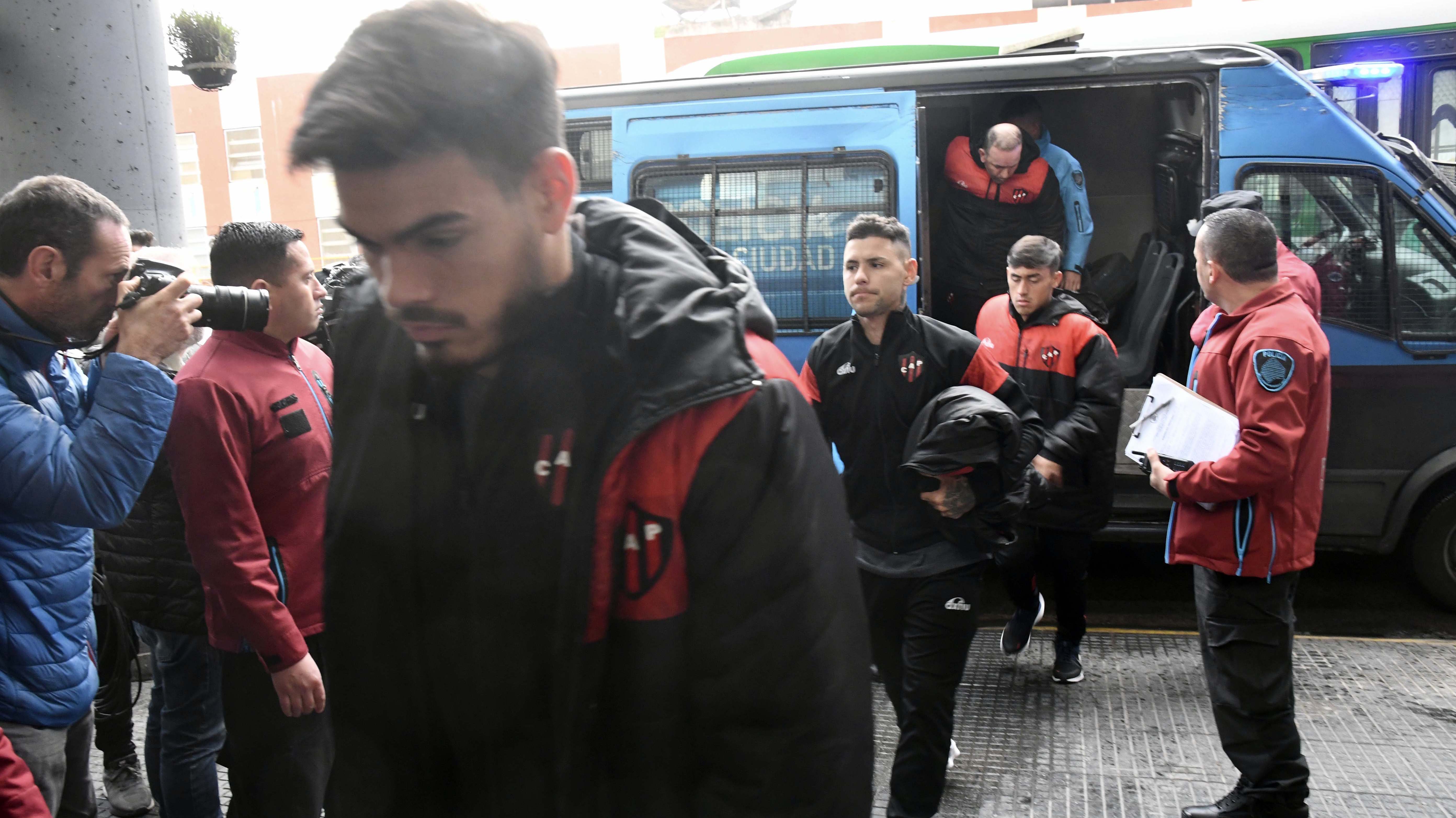 Los futbolistas Pardo, Barinaga, Giani, Rodríguez y el entrenador de arqueros González (Foto: Télam)