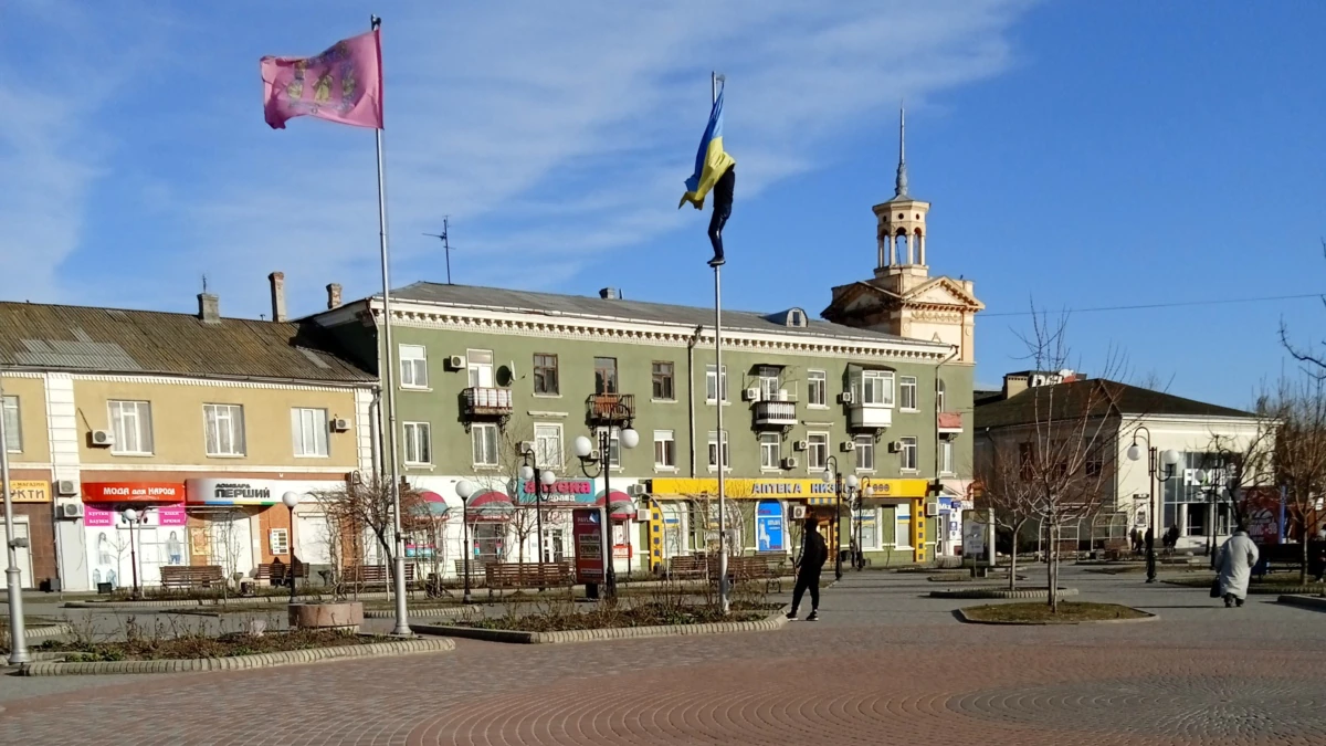Supuesta acción de unos partisanos en Berdyansk en la que volvieron a colocar la bandera ucraniana en una plaza céntrica que había sido quitada por las fuerzas rusas (Telegram)