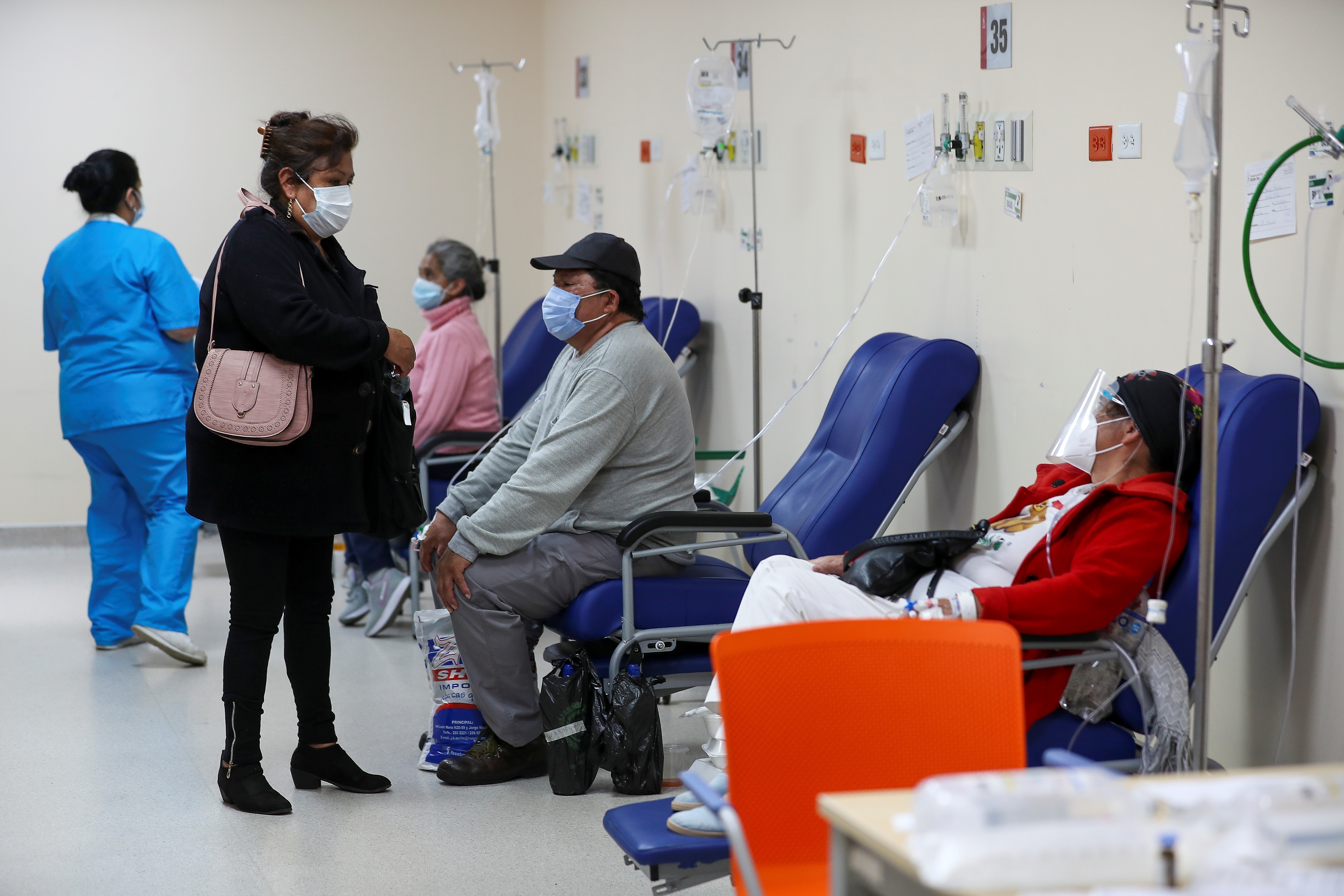 Vista de la unidad de emergencia con pacientes covid-19 del hospital Iess del Sur, el 29 de marzo de 2021, en Quito (Ecuador). EFE/Jose Jacome
