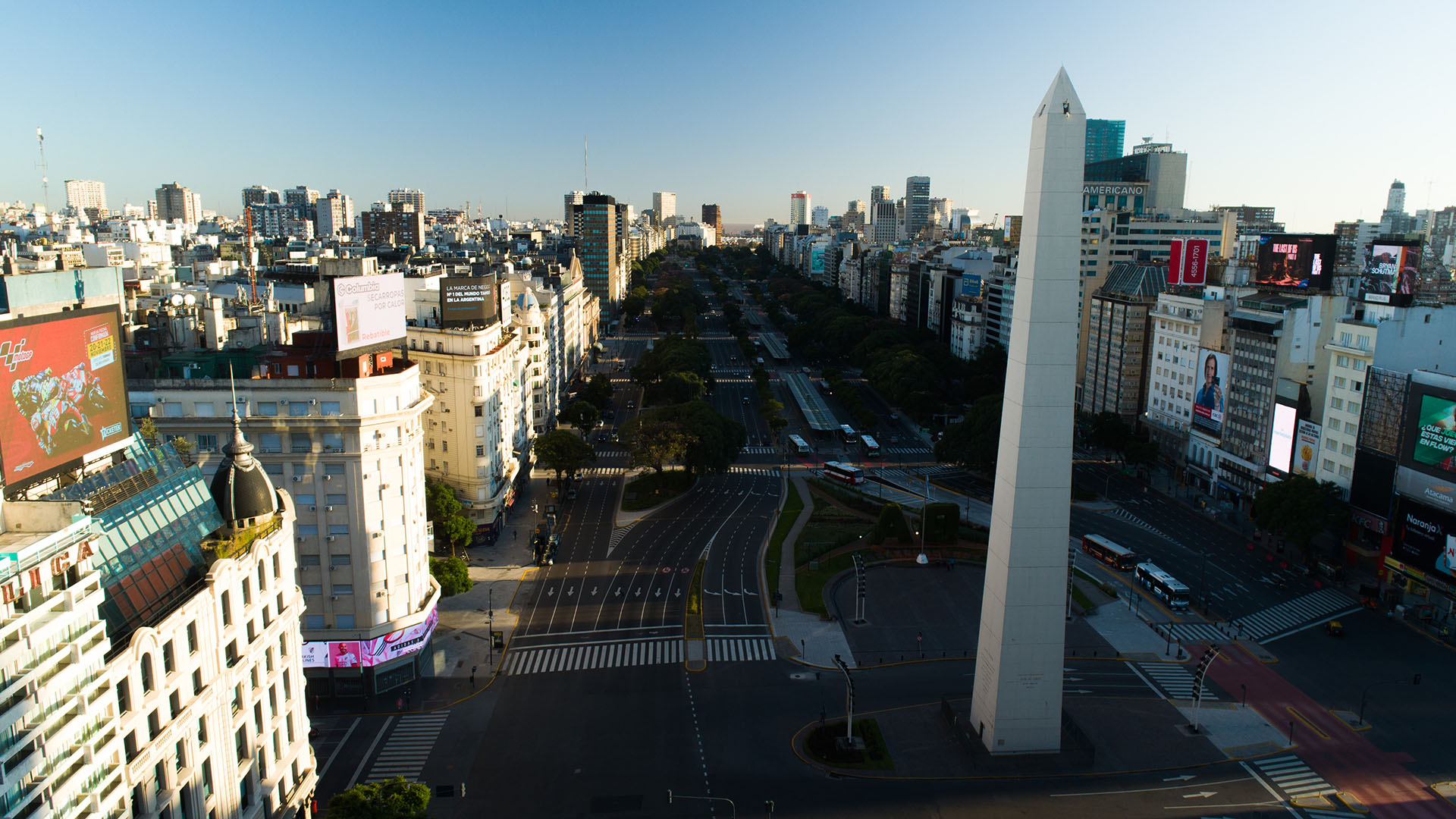 Postal de Buenos Aires en el primer día de la implementación del Aislamiento Social, Preventivo y Obligatorio (ASPO) en marzo de 2020 (Thomas Khazki)