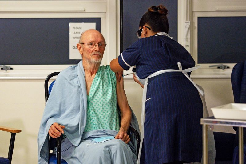 "Bill" William Shakespeare, de 81 años, recibió la vacuna COVID-19 de Pfizer/BioNTech en el Hospital Universitario, al inicio del mayor programa de inmunización de la historia británica, en Coventry, Gran Bretaña (Jacob King/Pool vía REUTERS)